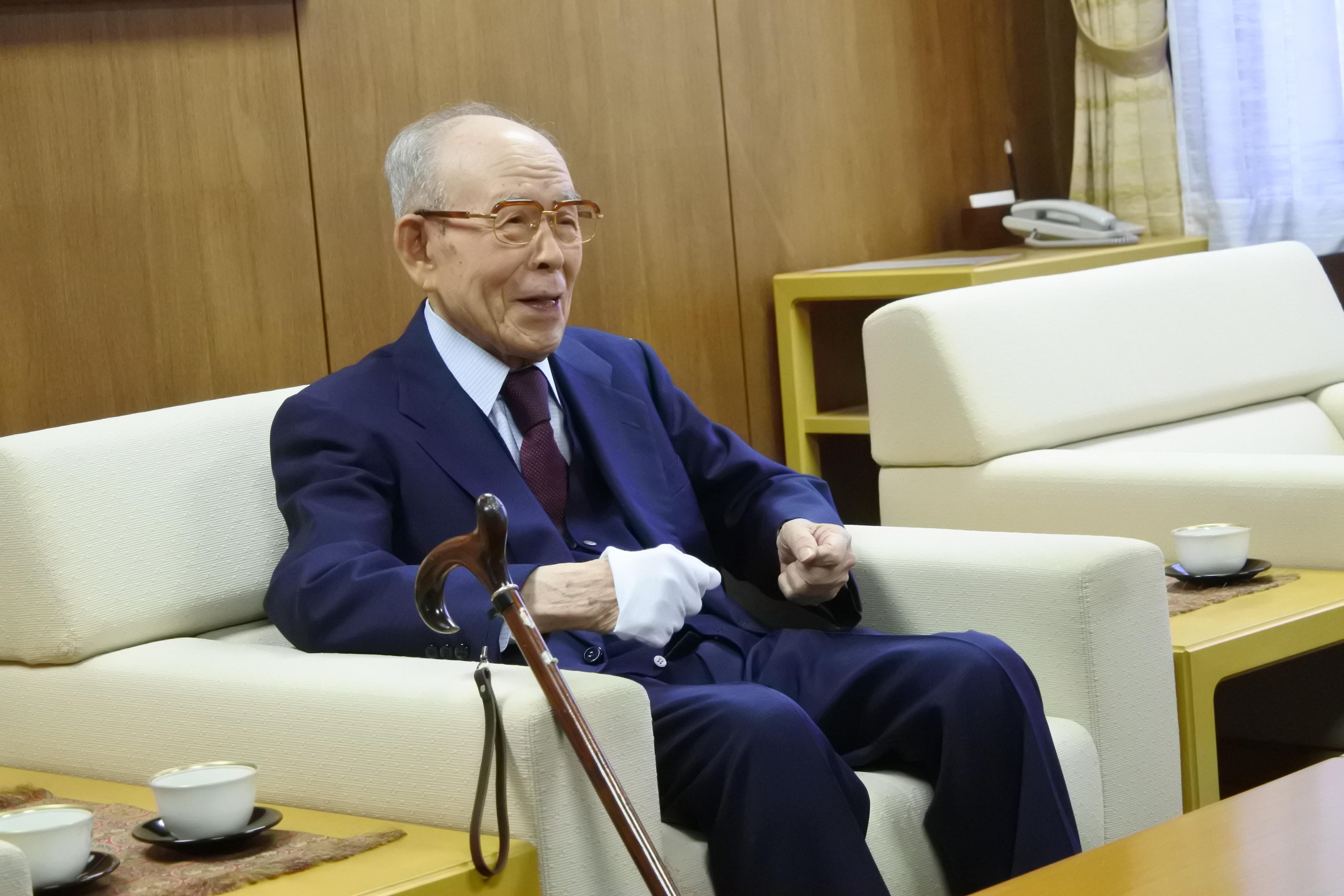 2019年4月17日、大野英男東北大学総長らが天白キャンパスを訪れた際に面会した赤﨑勇終身教授・特別栄誉教授