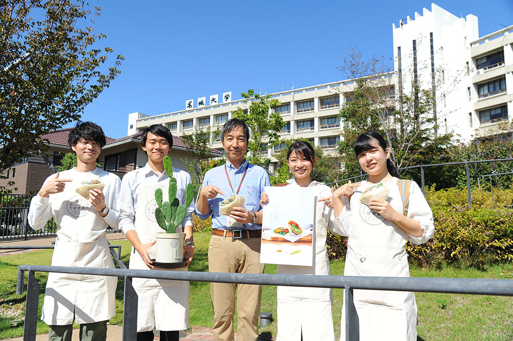 ノパルノ研究室の学生と近藤准教授（中心）