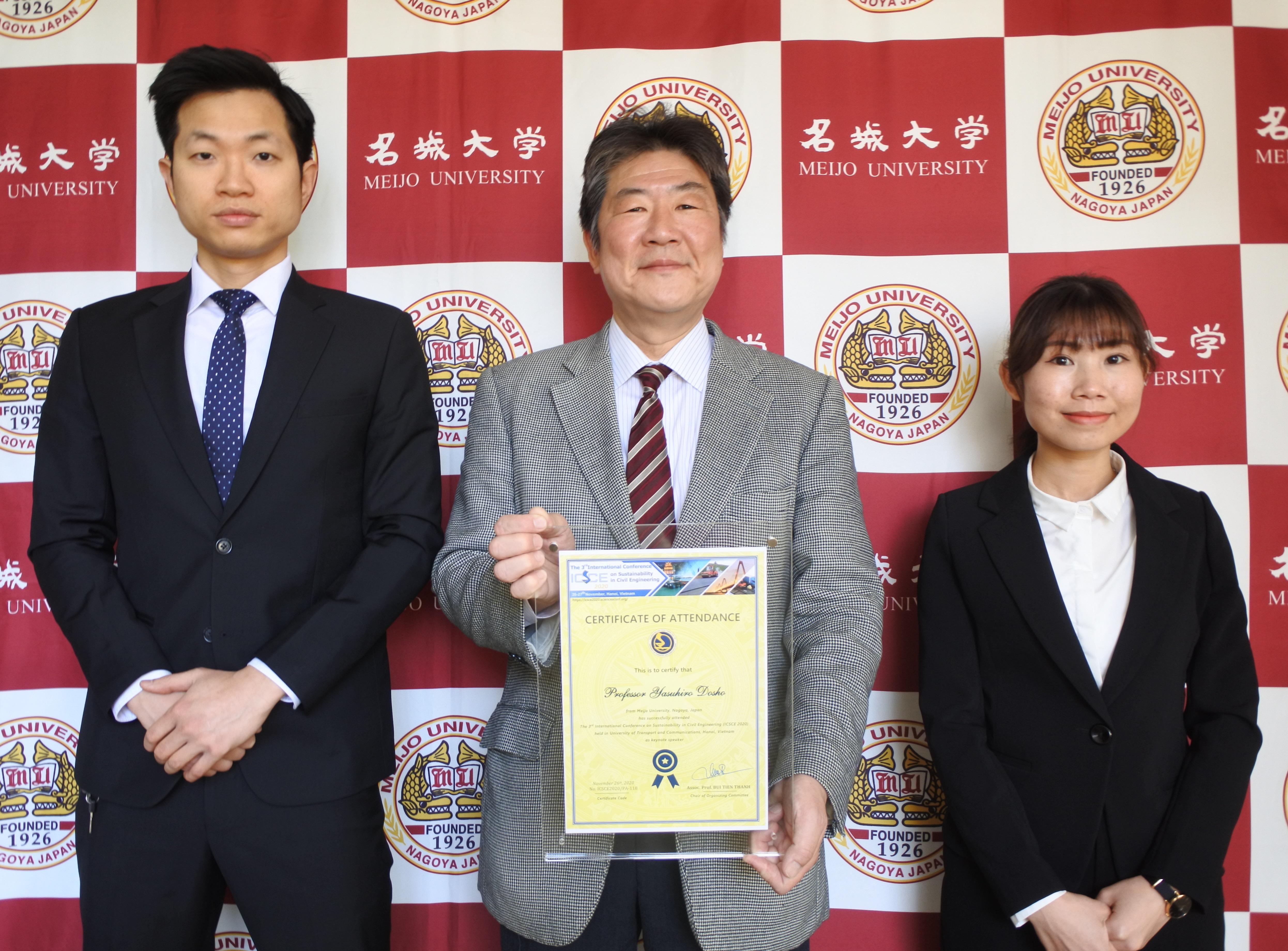 （左から）グェンアン ドゥクさん、 道正泰弘教授、ダオティ フオンさん