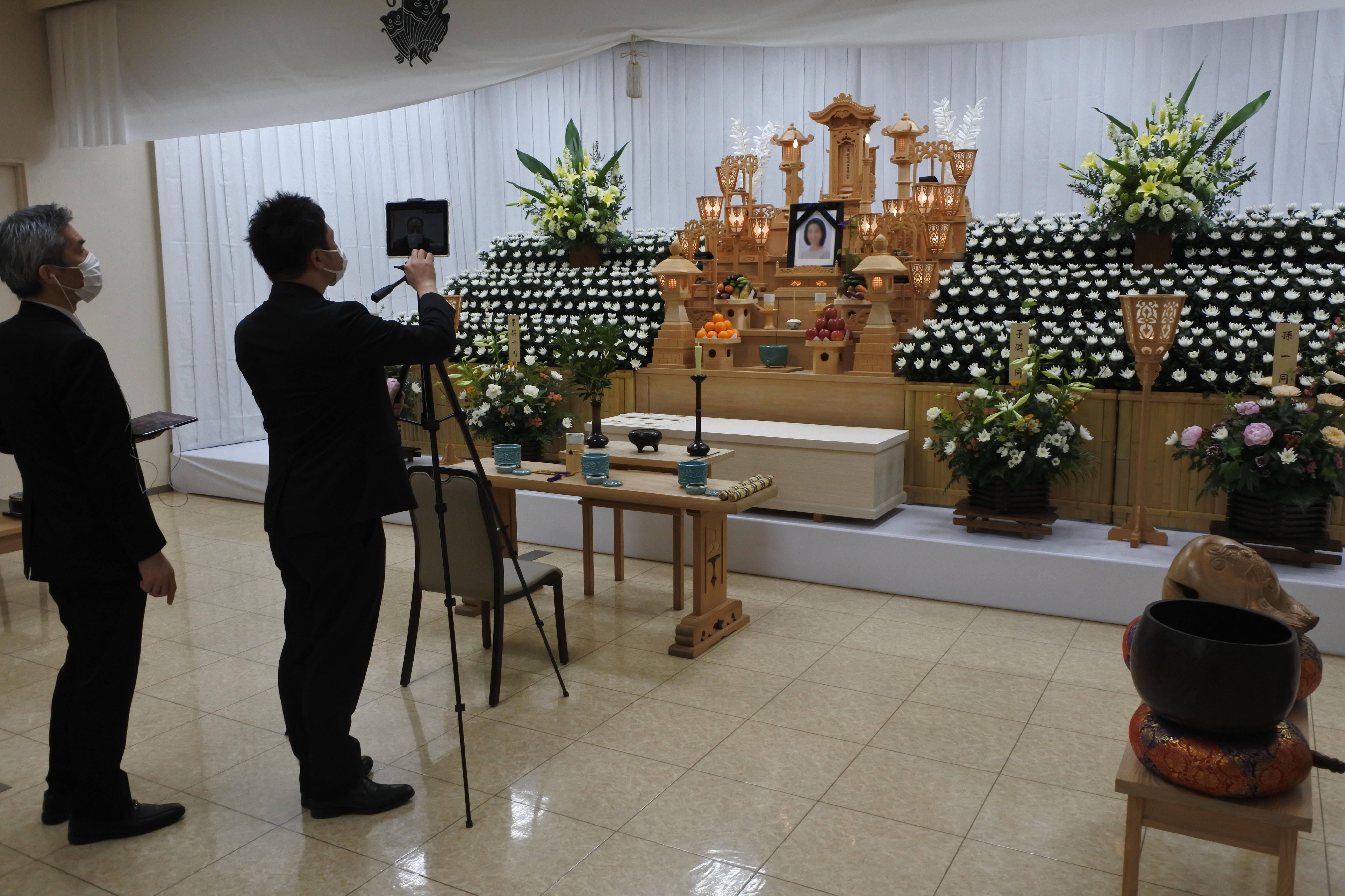 葬儀の祭壇をZoomでスリランカへライブ中継