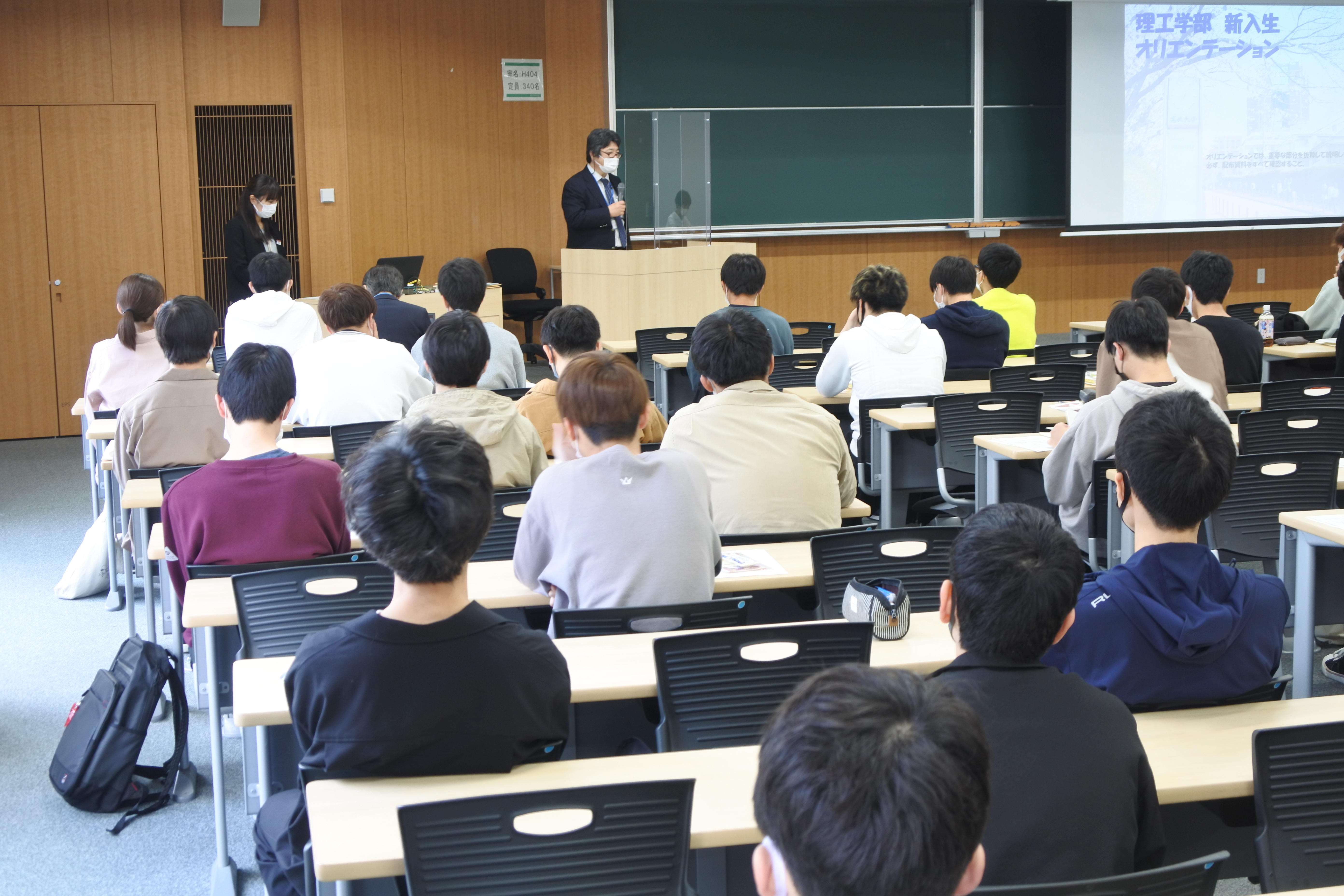 理工学部電気電子工学科のオリエンテーションで「大学に入るのが目的ではない」と話す平松美根男学科長