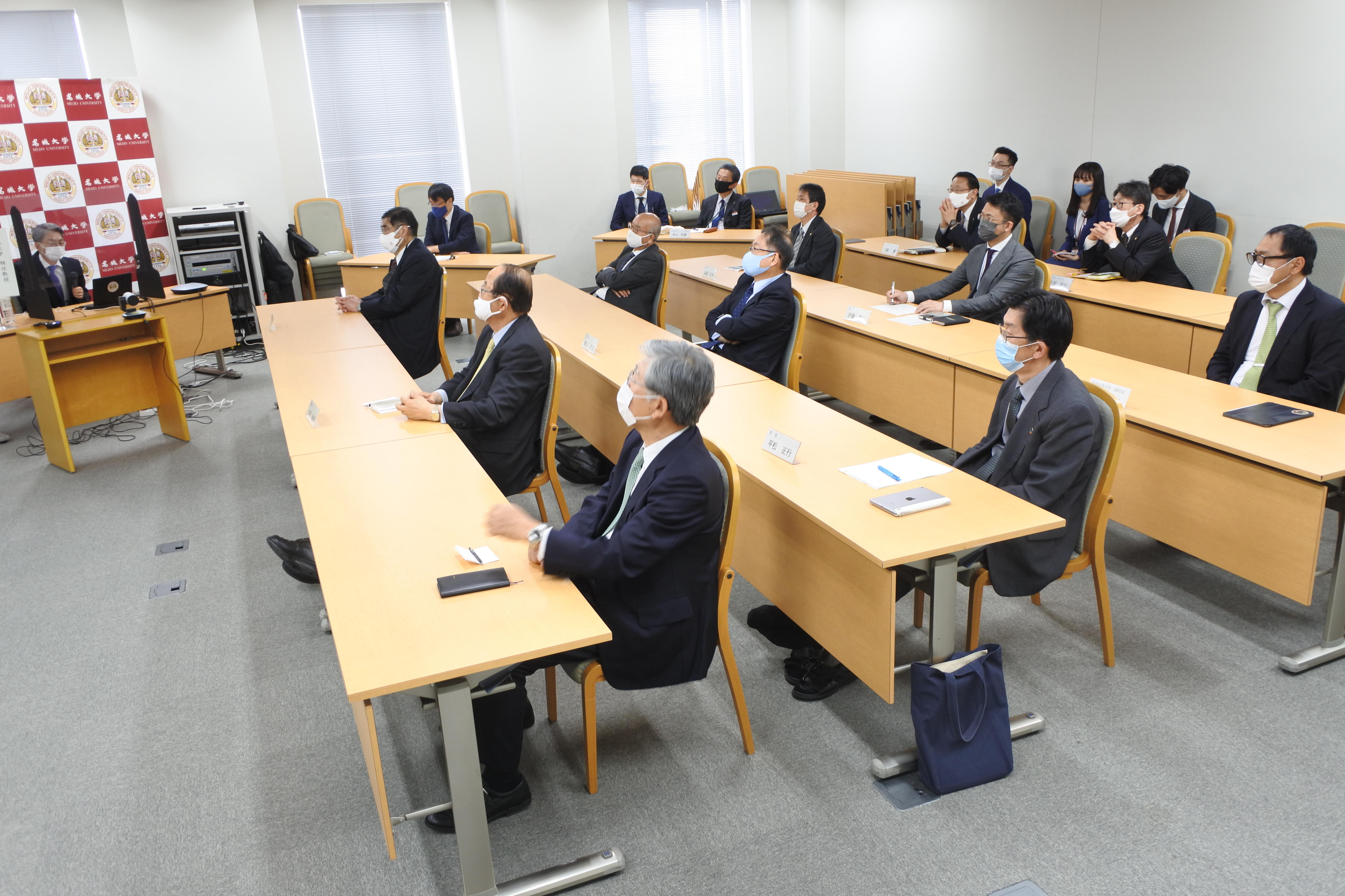 講義に聞き入る本学幹部ら