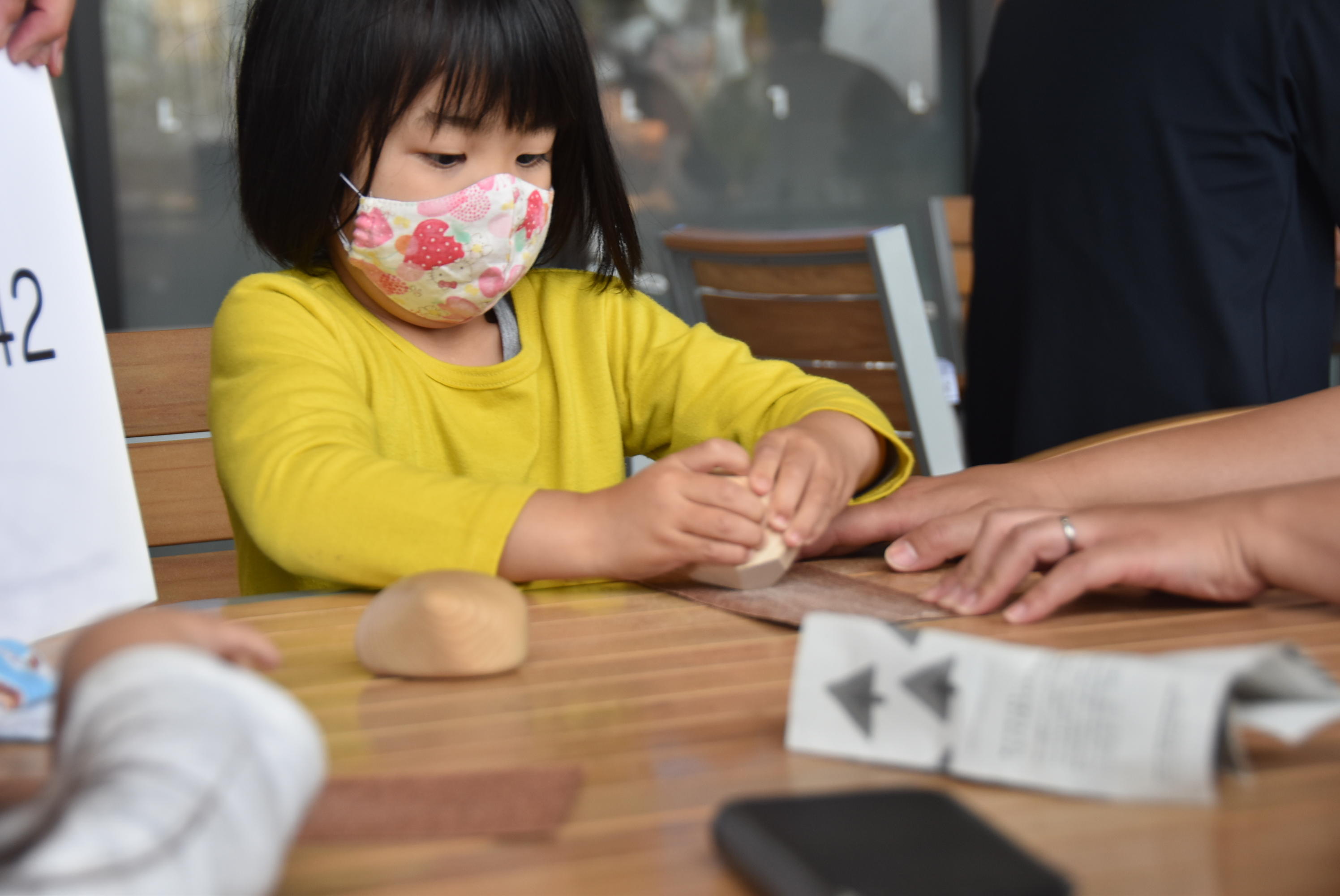 木片を一生懸命削る子供たち