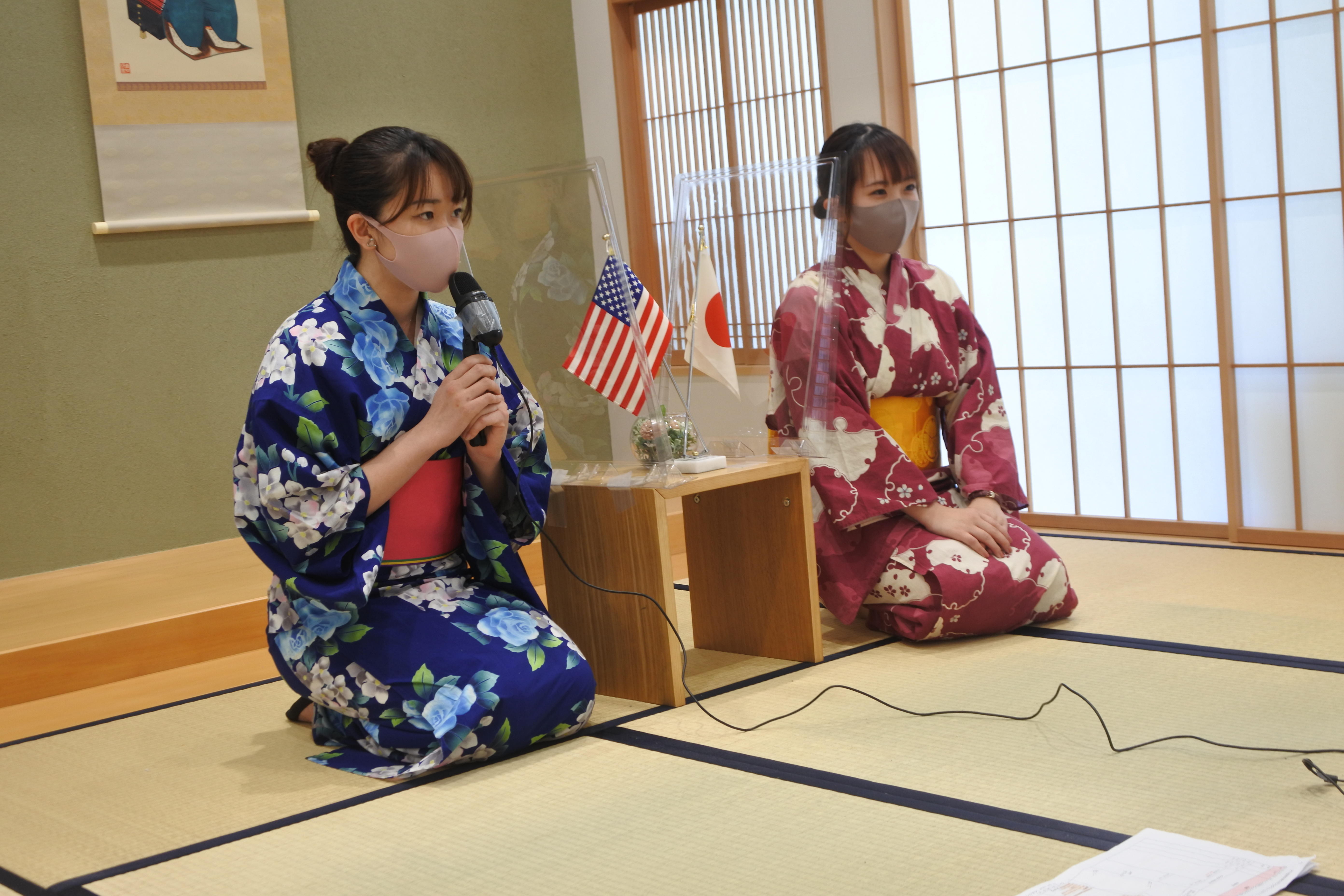 和室から開会のあいさつをする渡邉芽依さん（右）と山中葵さん