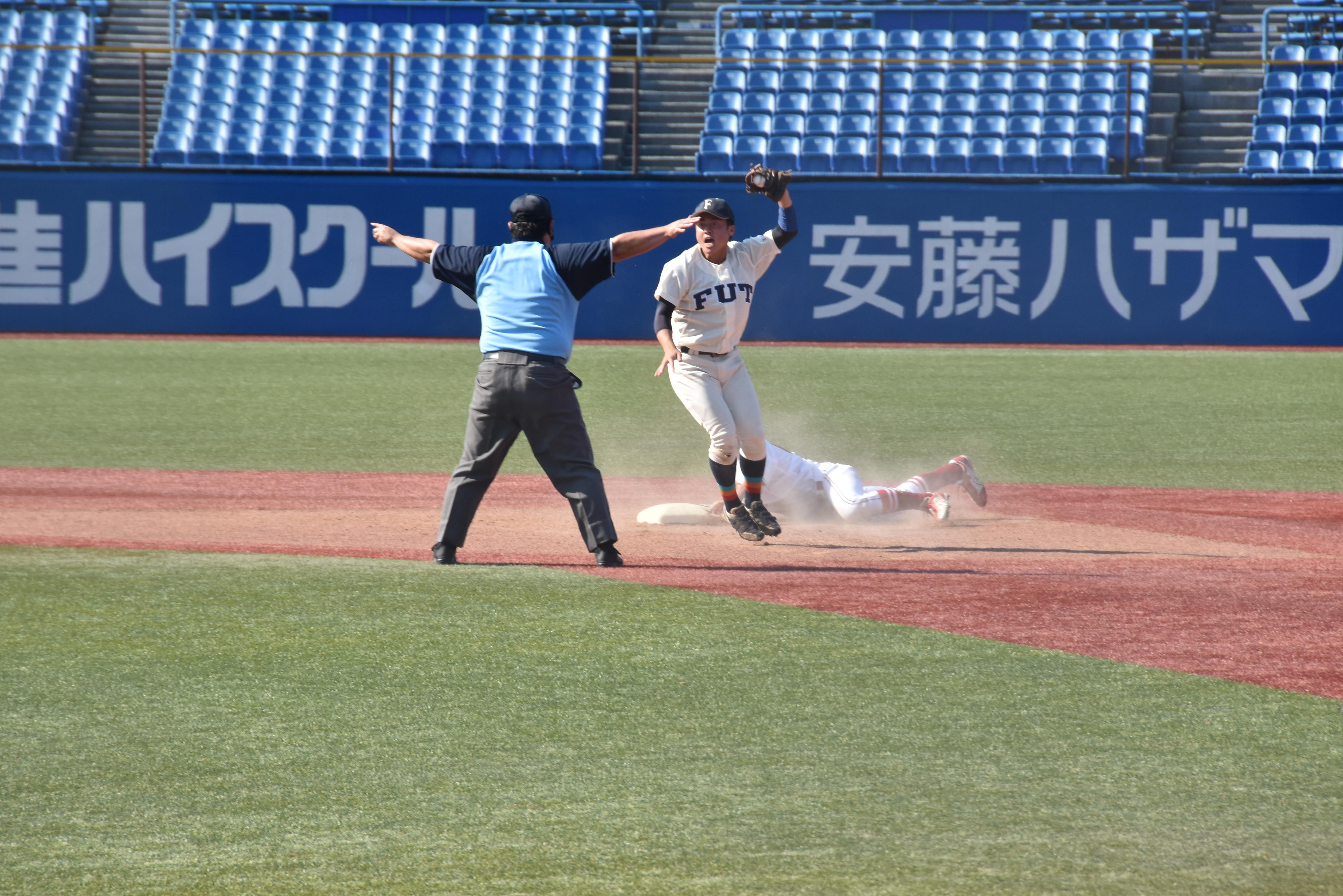 二回、盗塁を決めた俊足の小林大介選手（法学部3年）=東京の神宮球場で