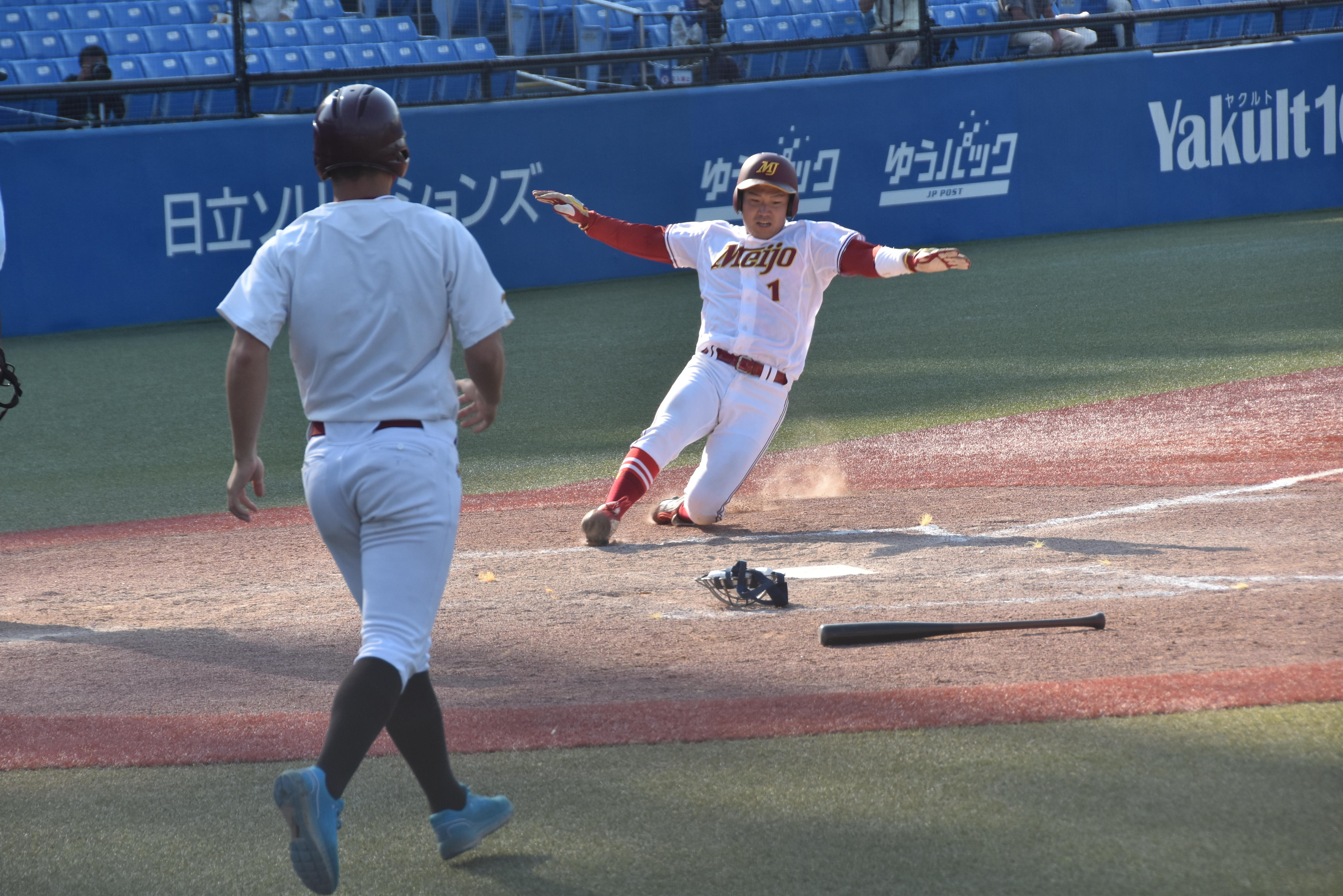 四回、小林大介選手（法学部3年）の適時打で坂上翼紗選手（都市情報学部4年）（右、1番）が還り1点目、反撃開始。=東京の神宮球場で