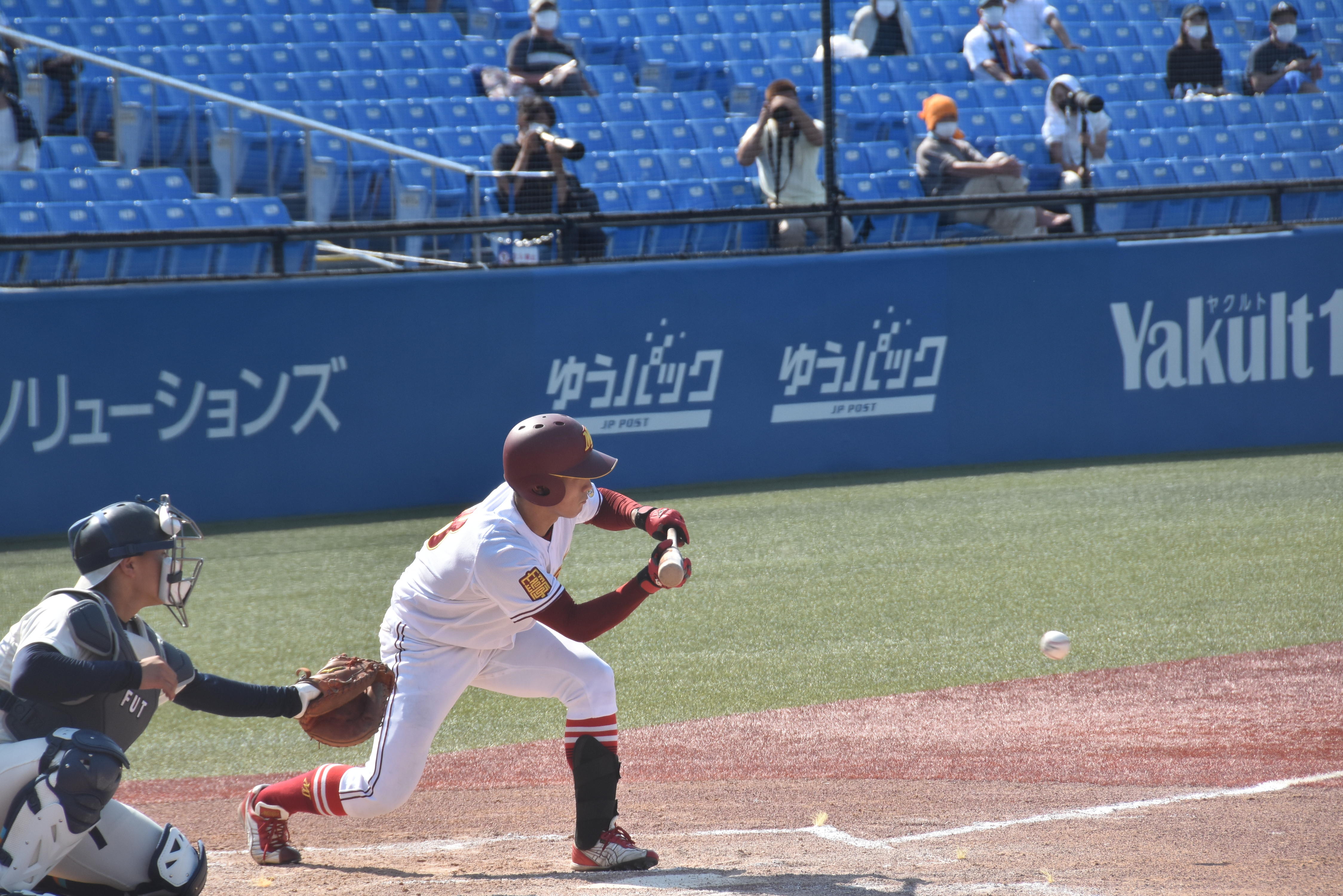 一回、送りバントを決める河田隆博選手（法学部2年）=東京の神宮球場で