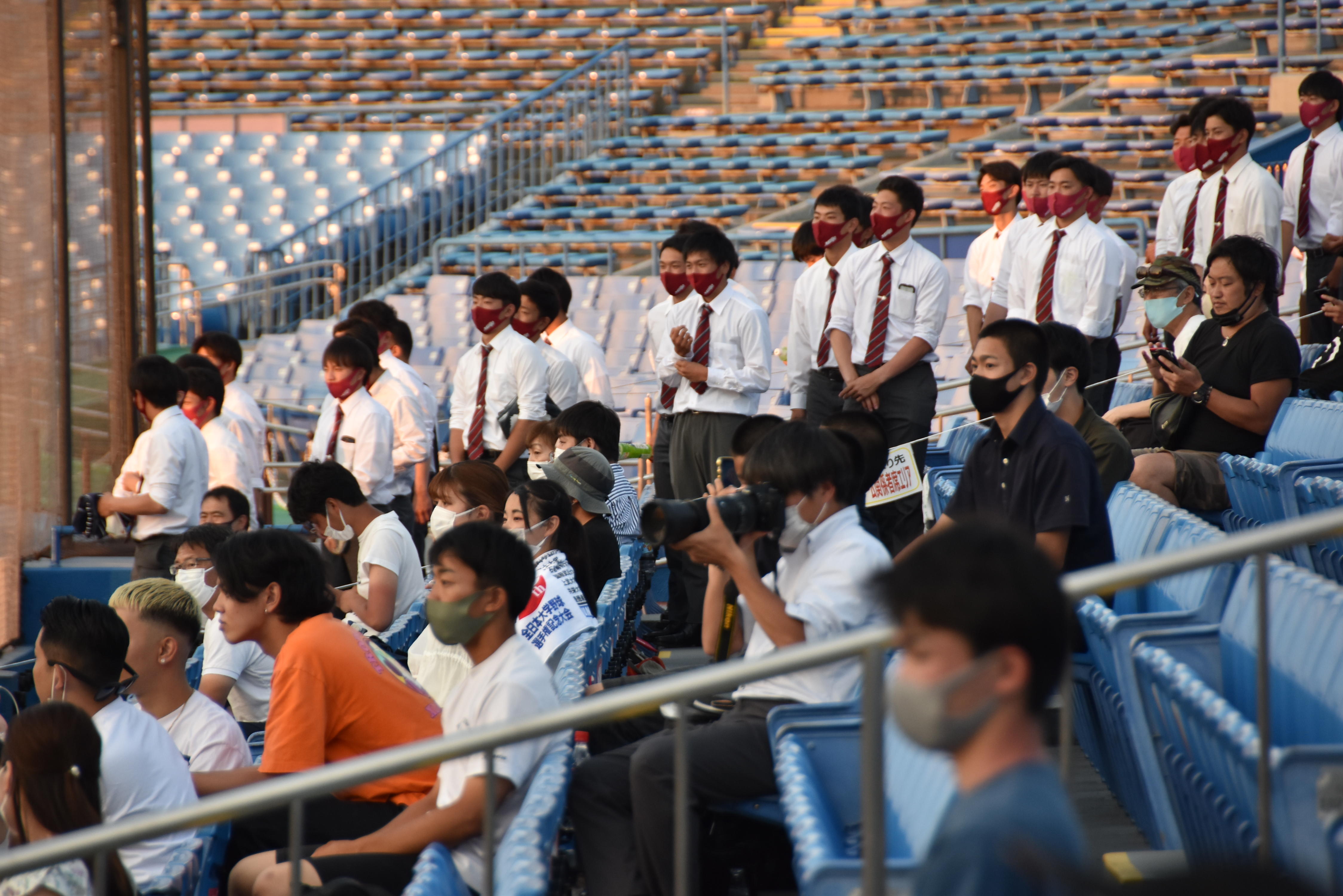 スタンドから選手たちをたたえる硬式野球部員ら=東京の神宮球場で