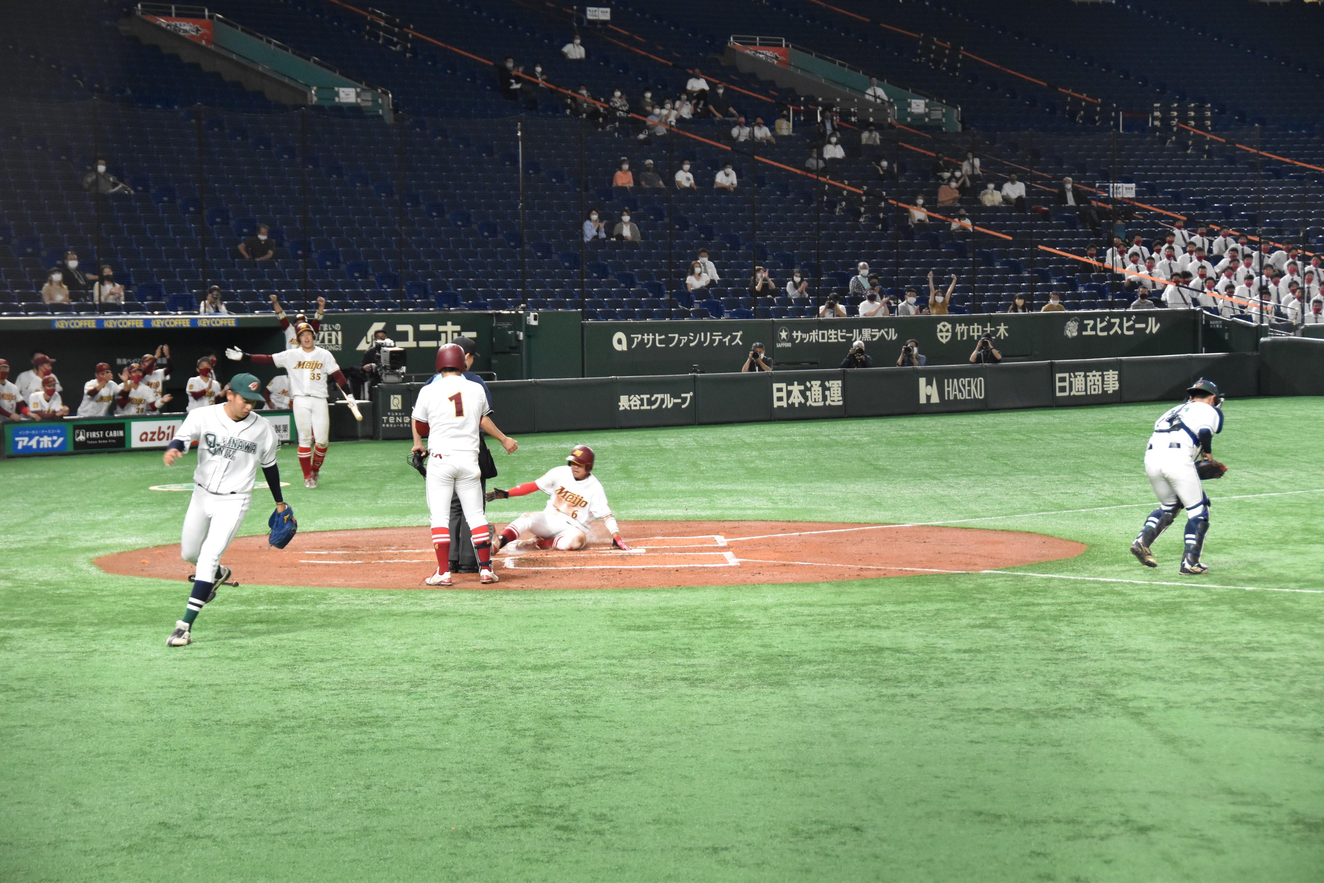 敵失の間に生還する小林選手