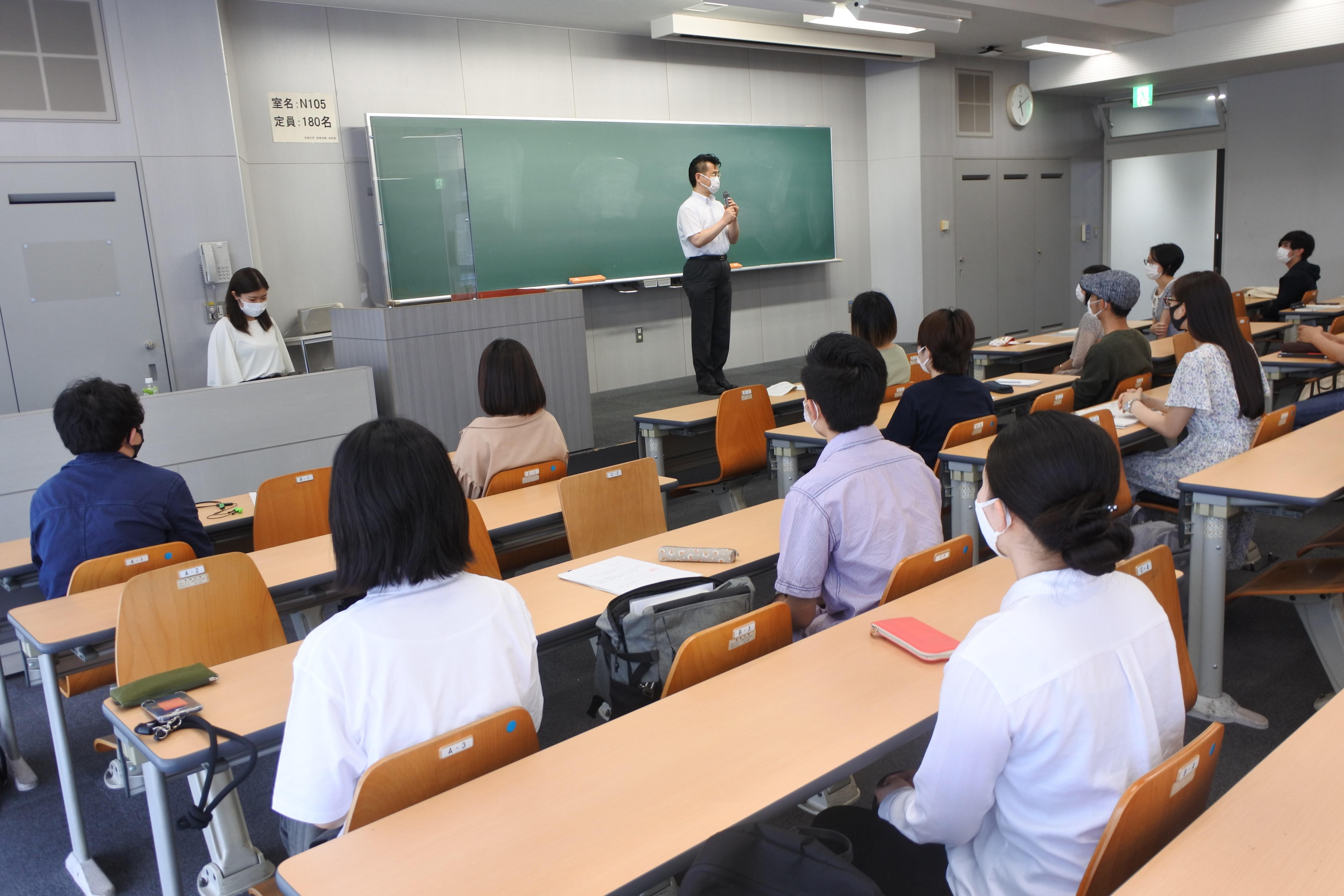 激励する氏田学務センター長