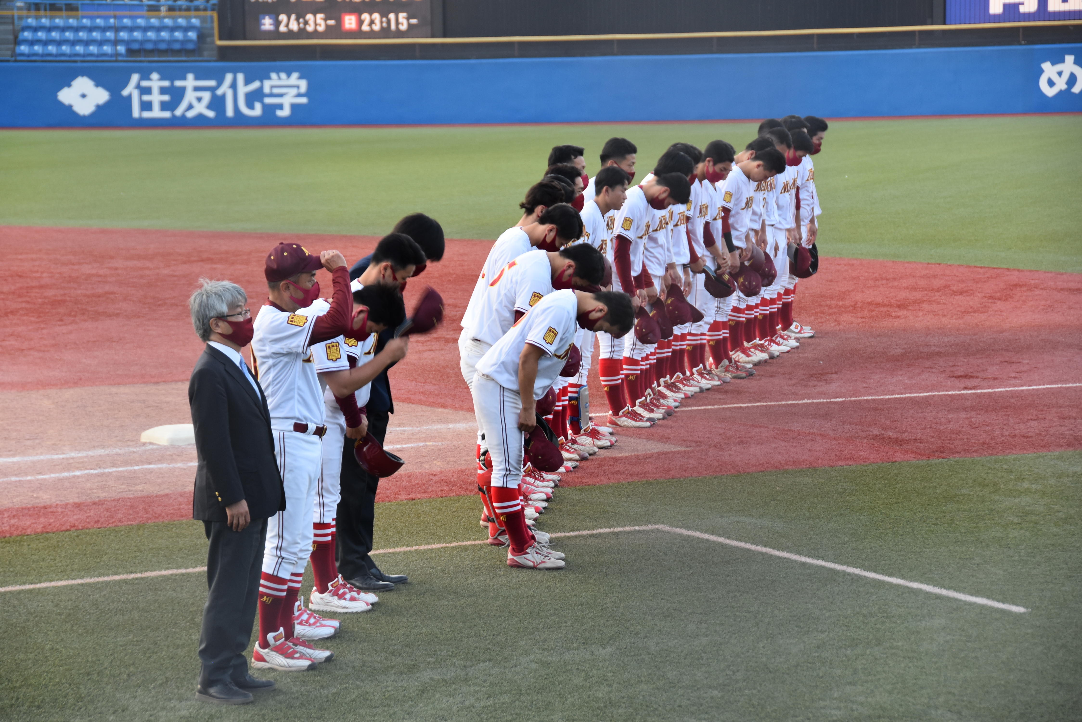 試合を終えスタンドに一礼する硬式野球部=東京の神宮球場で