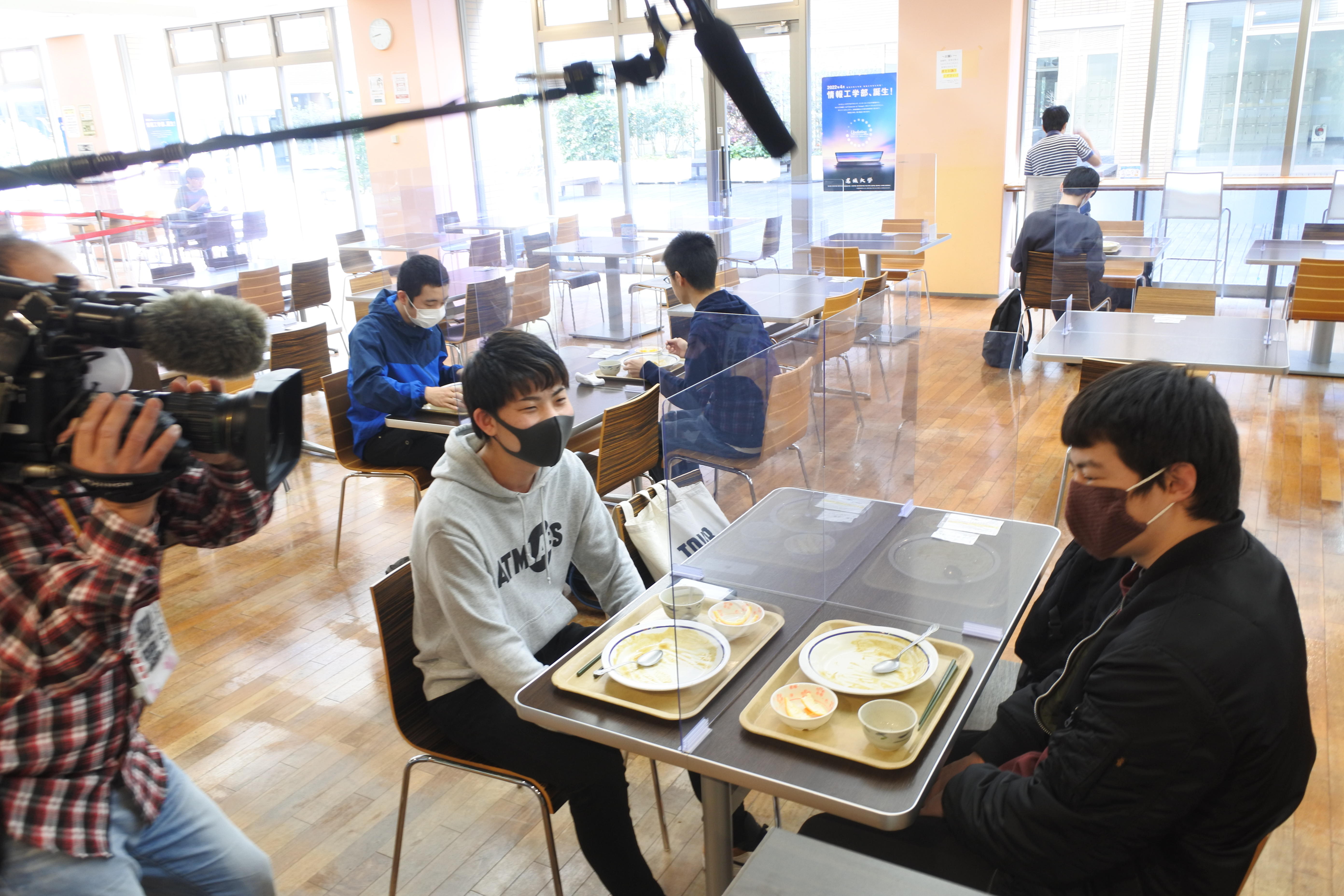 名城食堂でカレーライスの100円朝食を食べた学生たち。テレビの取材が入った