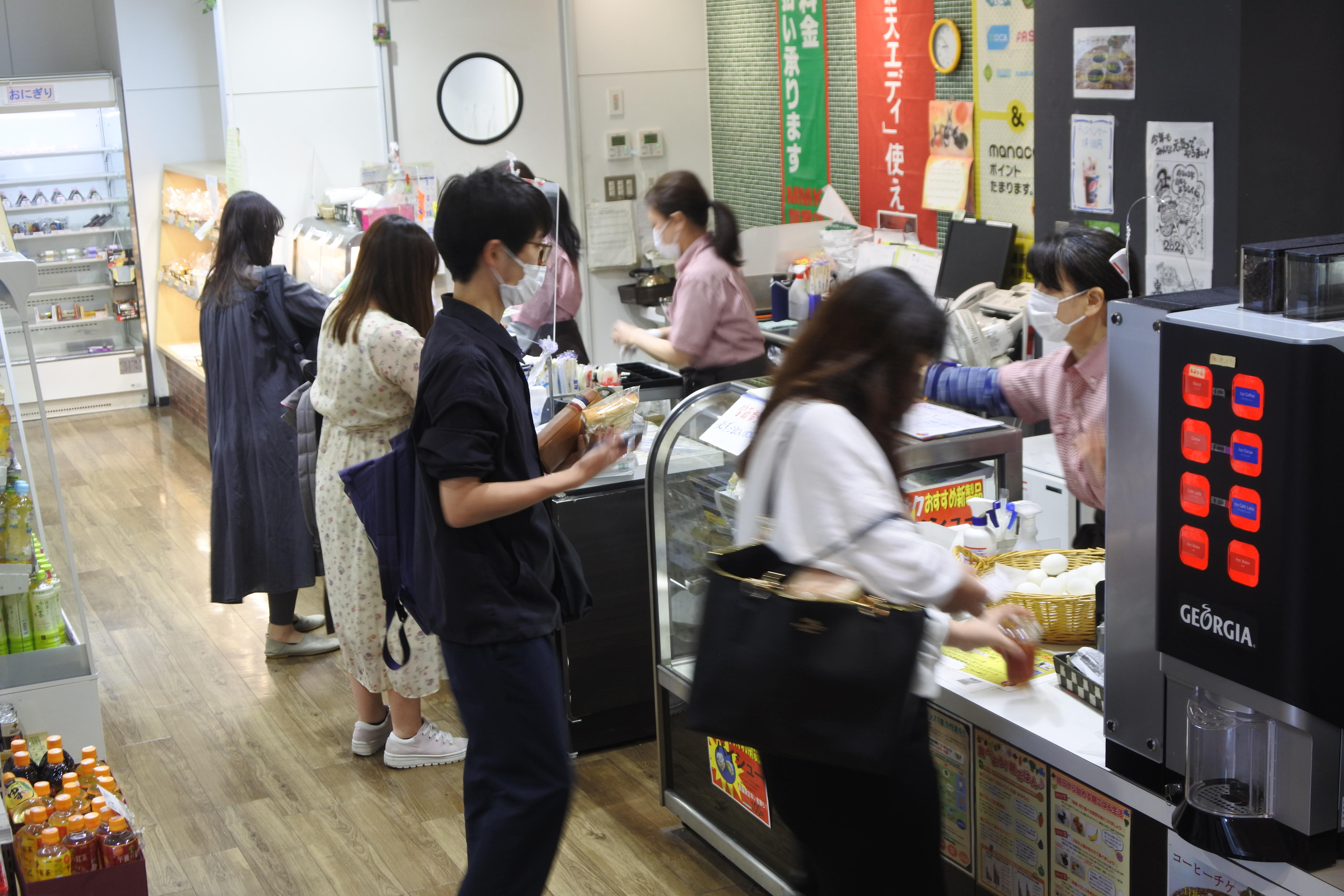 ラボカフェで100円朝食を買う学生たち