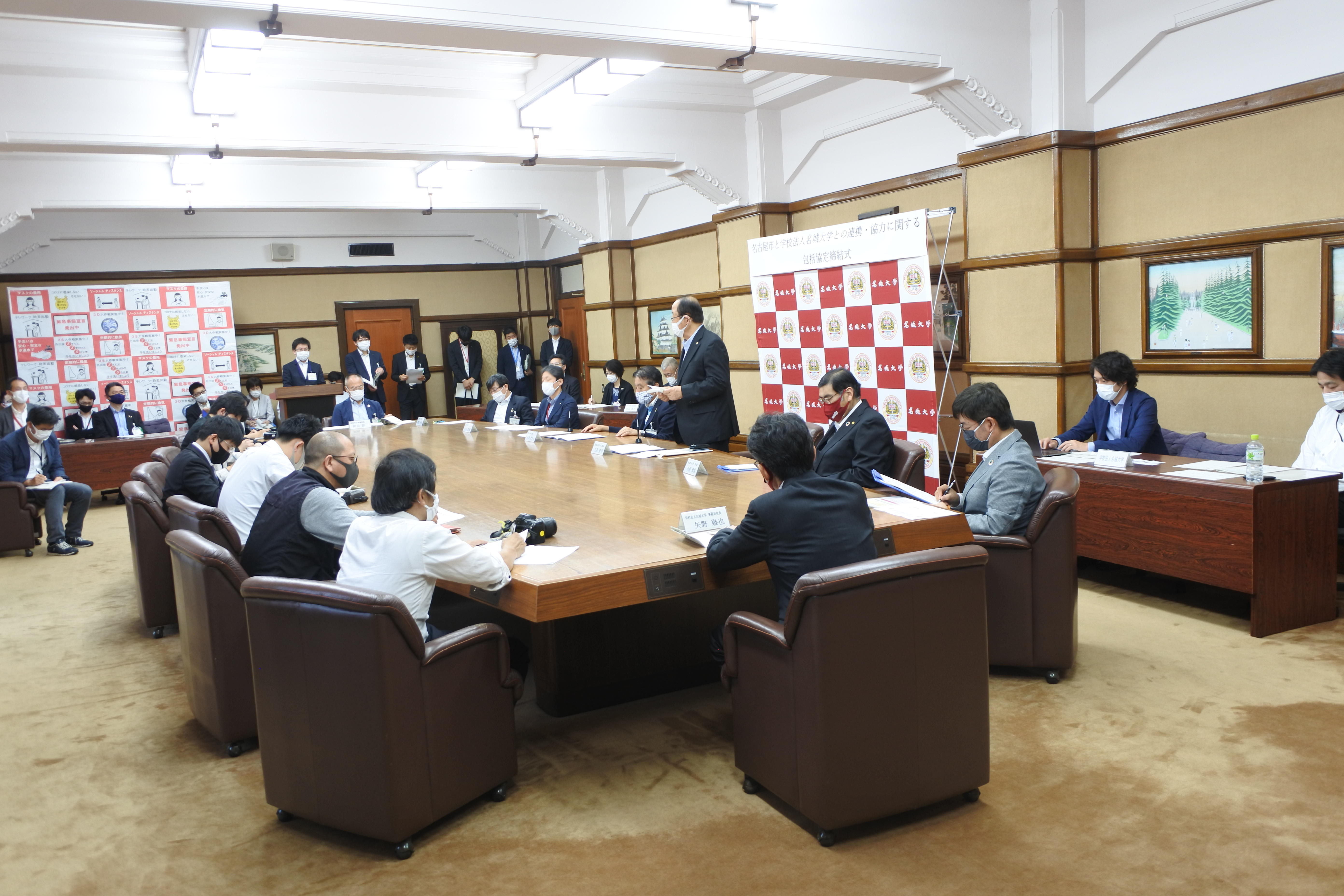 締結式であいさつする立花貞司理事長