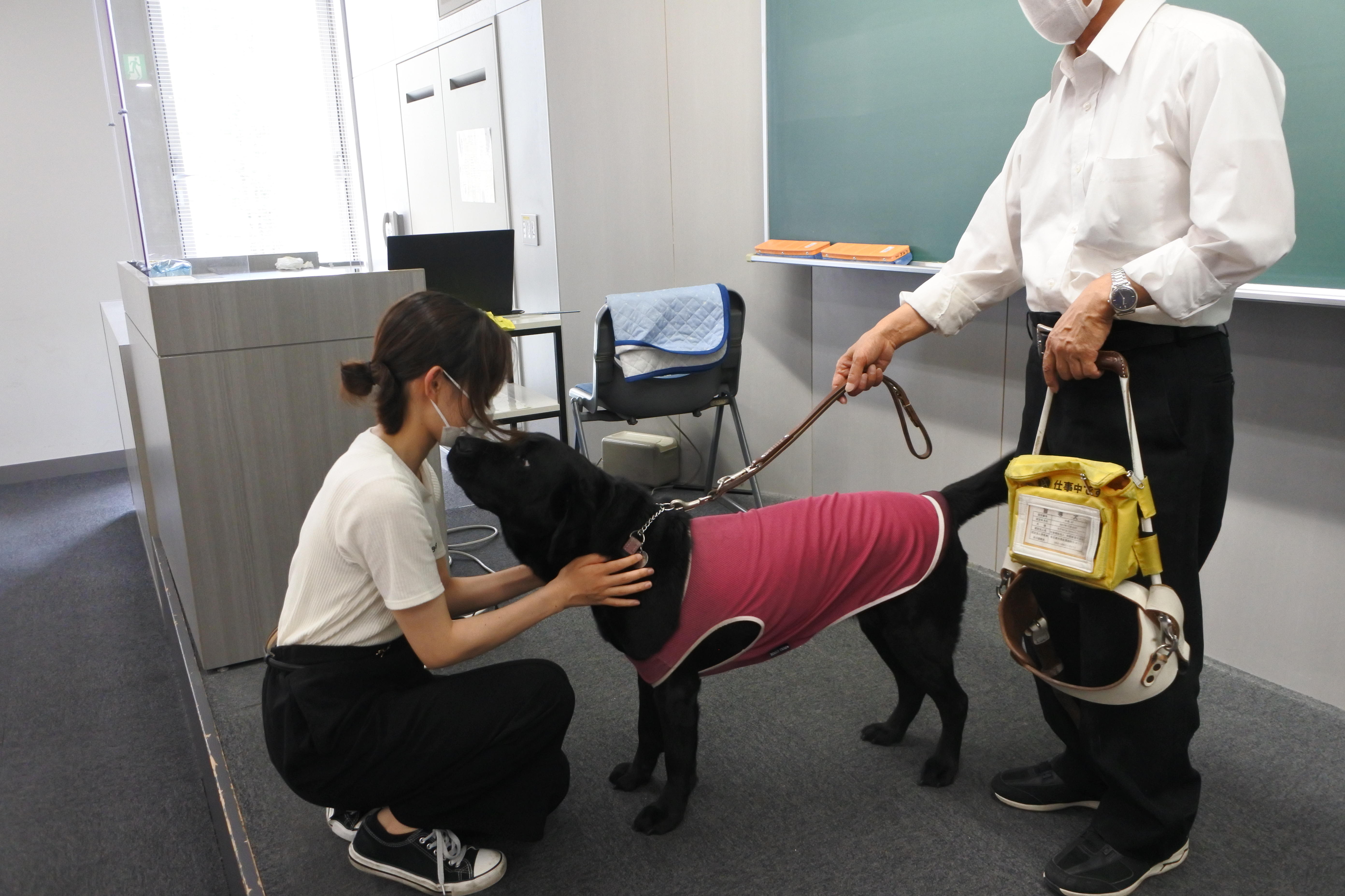 盲導犬と触れ合う山城さん