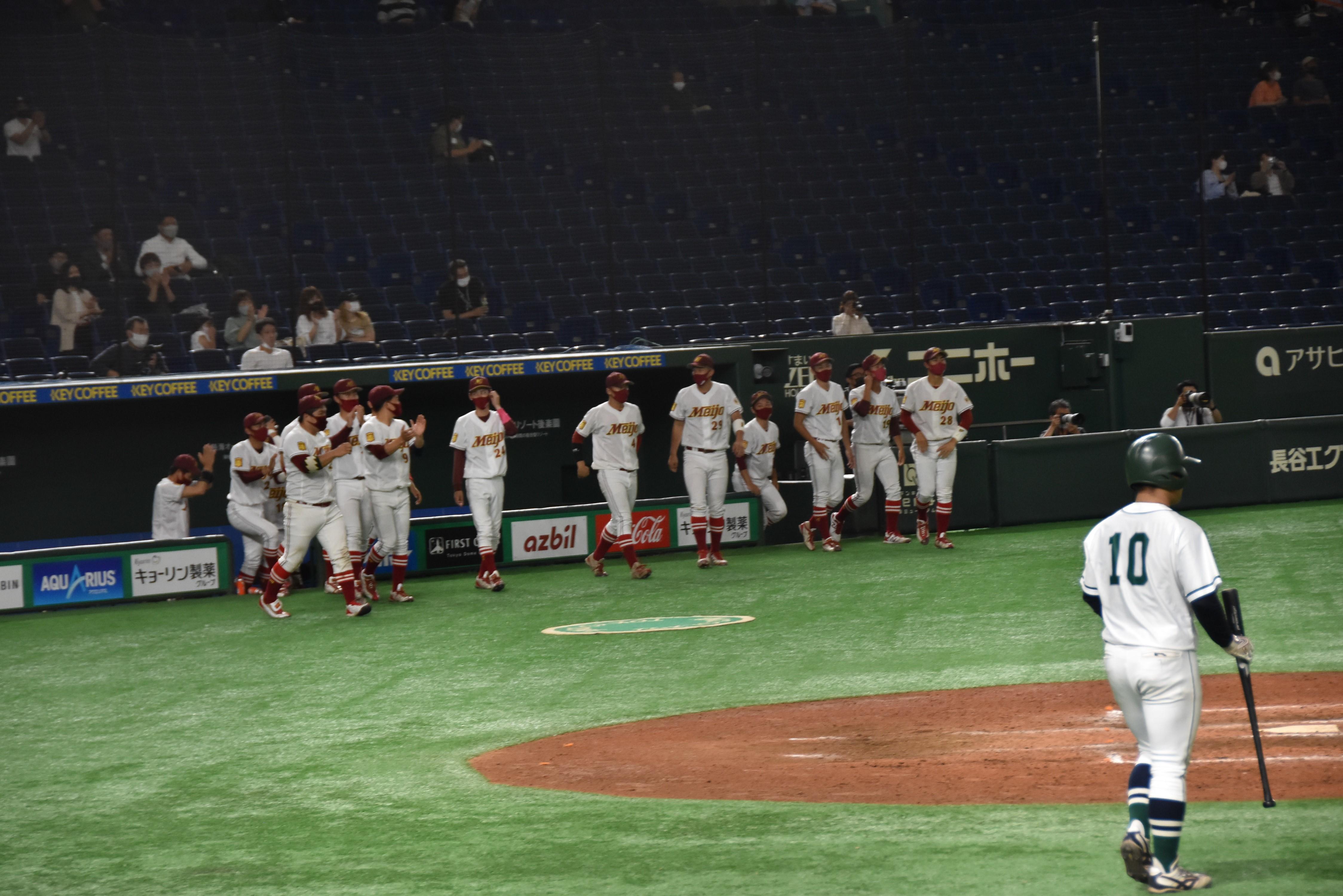 初戦突破が決まり拍手でベンチを飛び出す選手たち