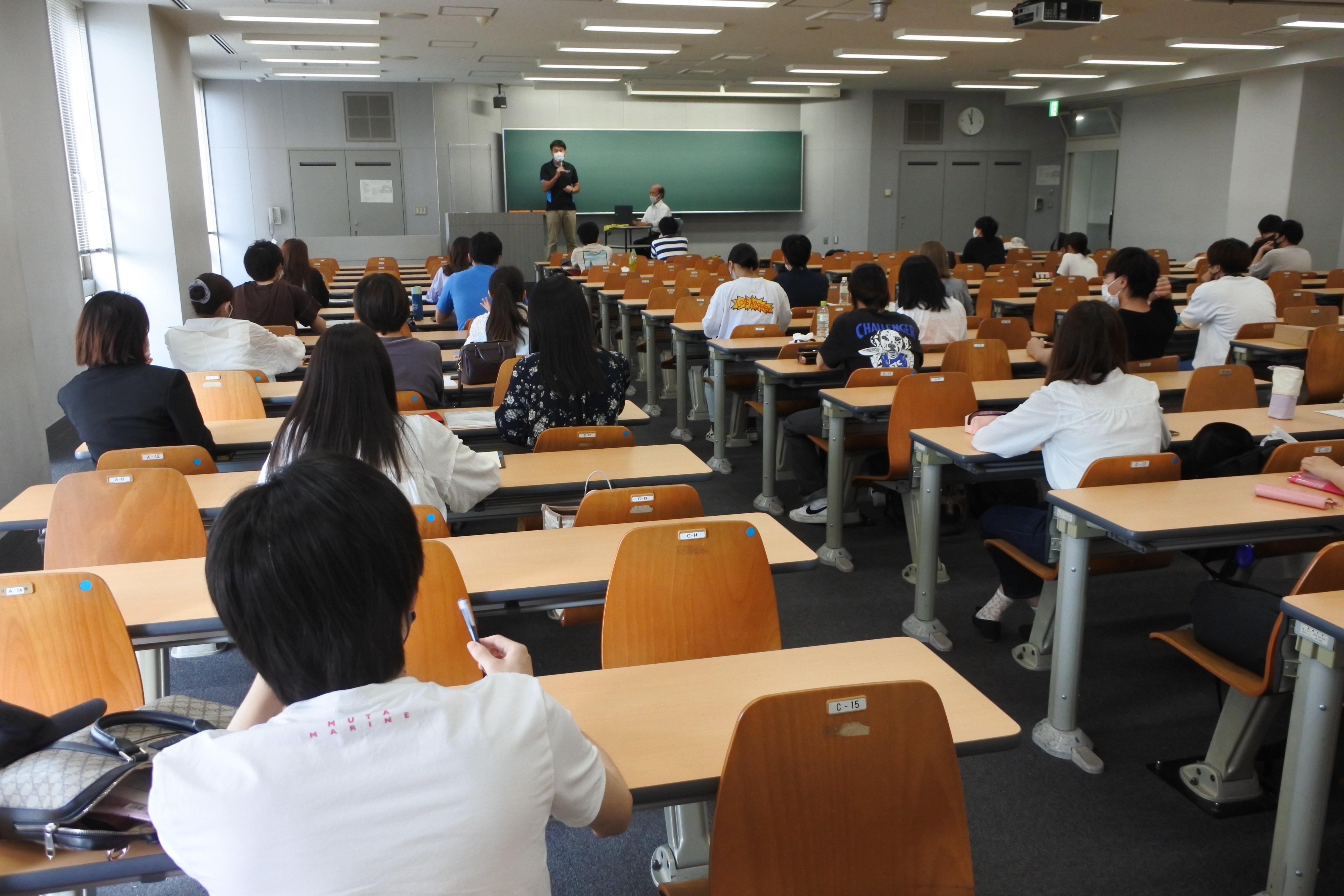 学生同士の間隔を開けた対面授業