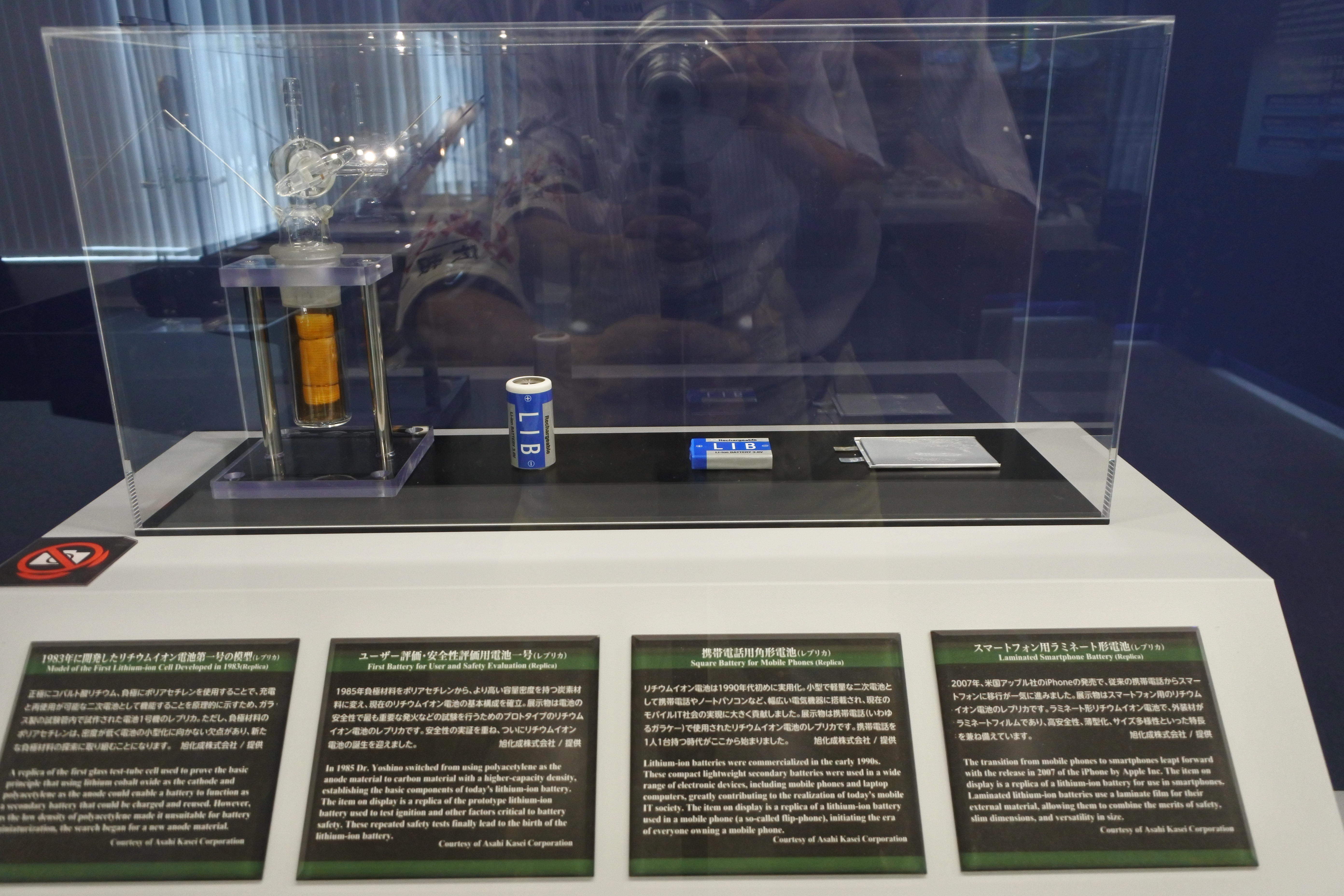 リチウムイオン電池の試作品第1号のレプリカ（左端）