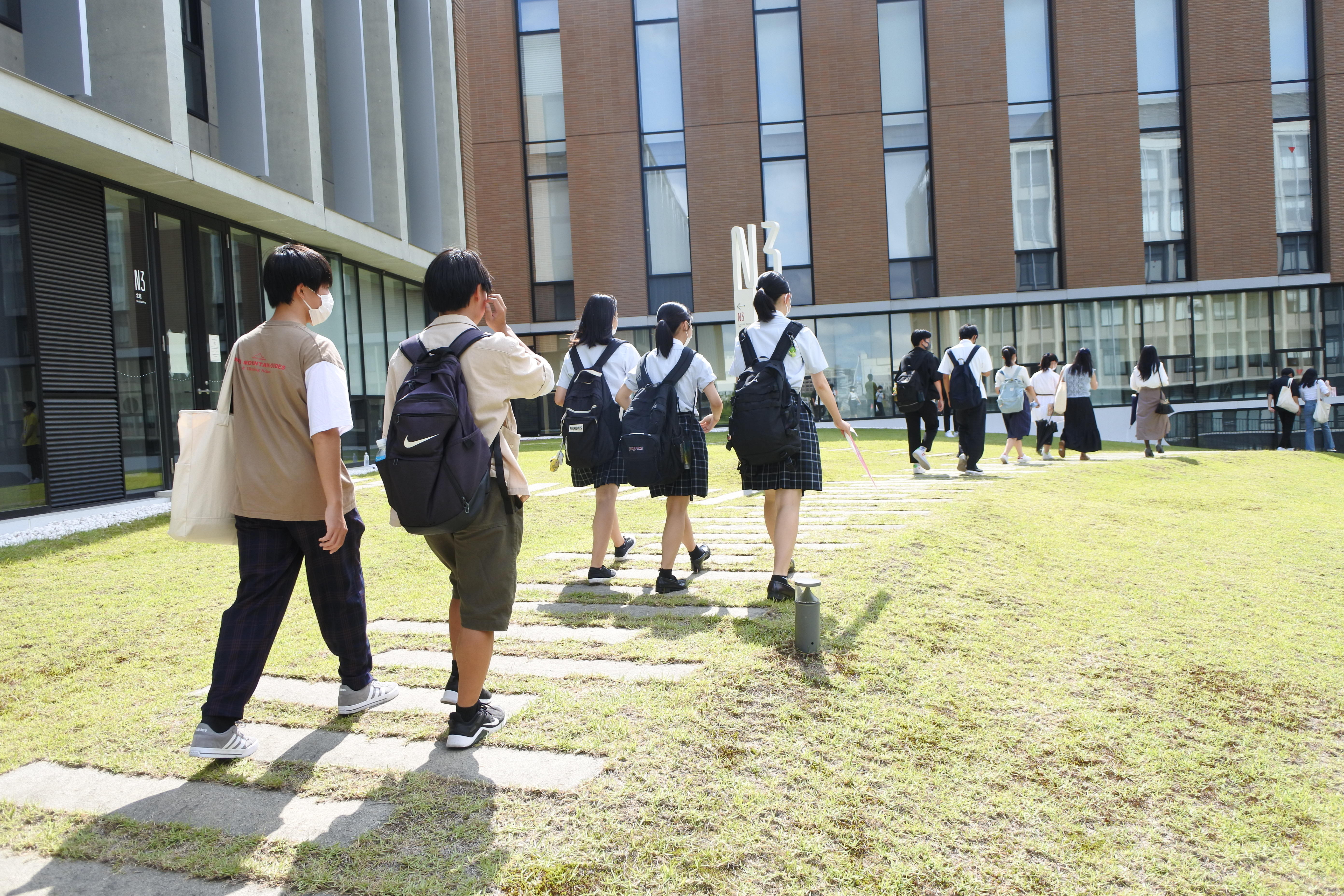 入り口へ向かう受験生たち