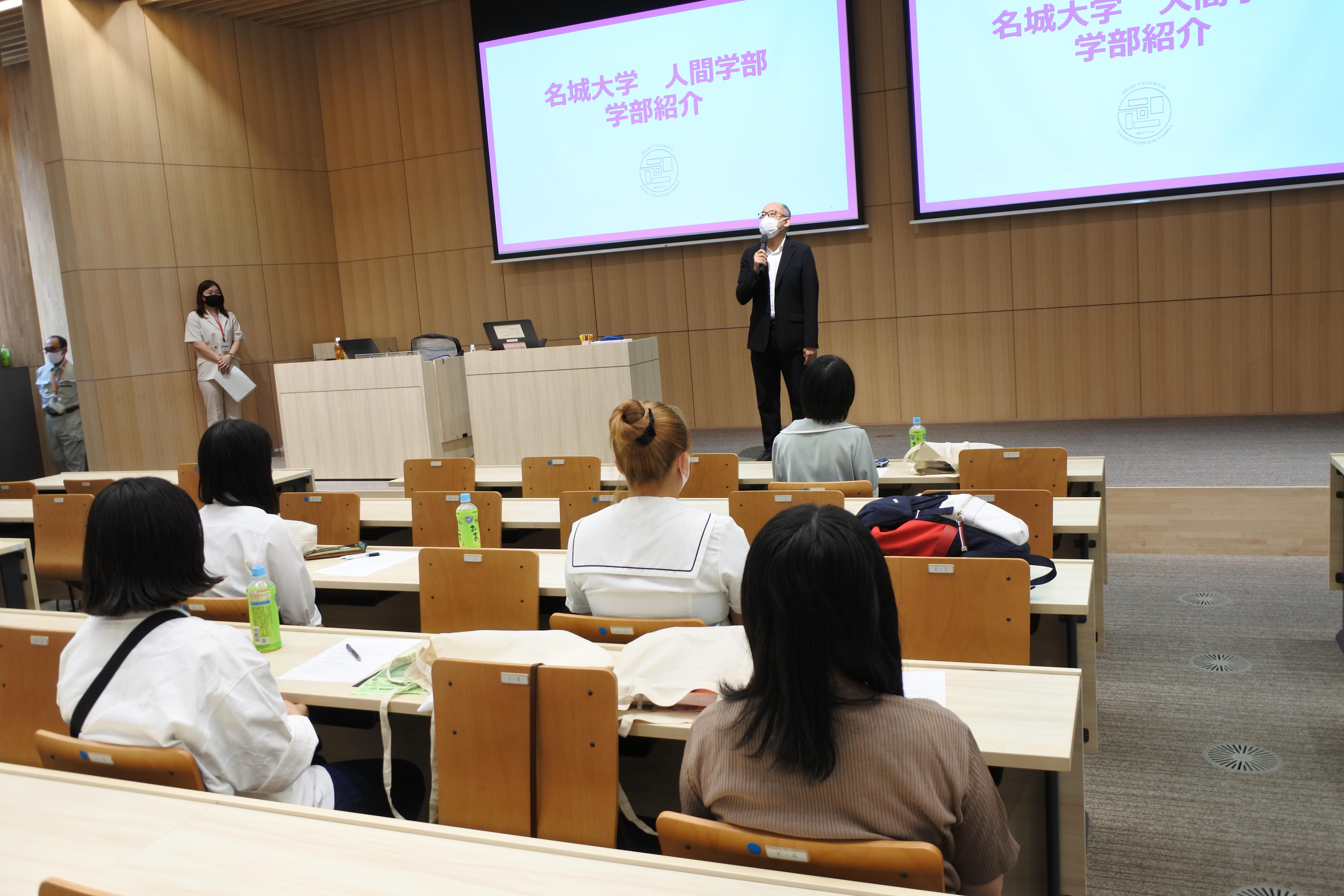 人間学部の加茂省三学部長があいさつ