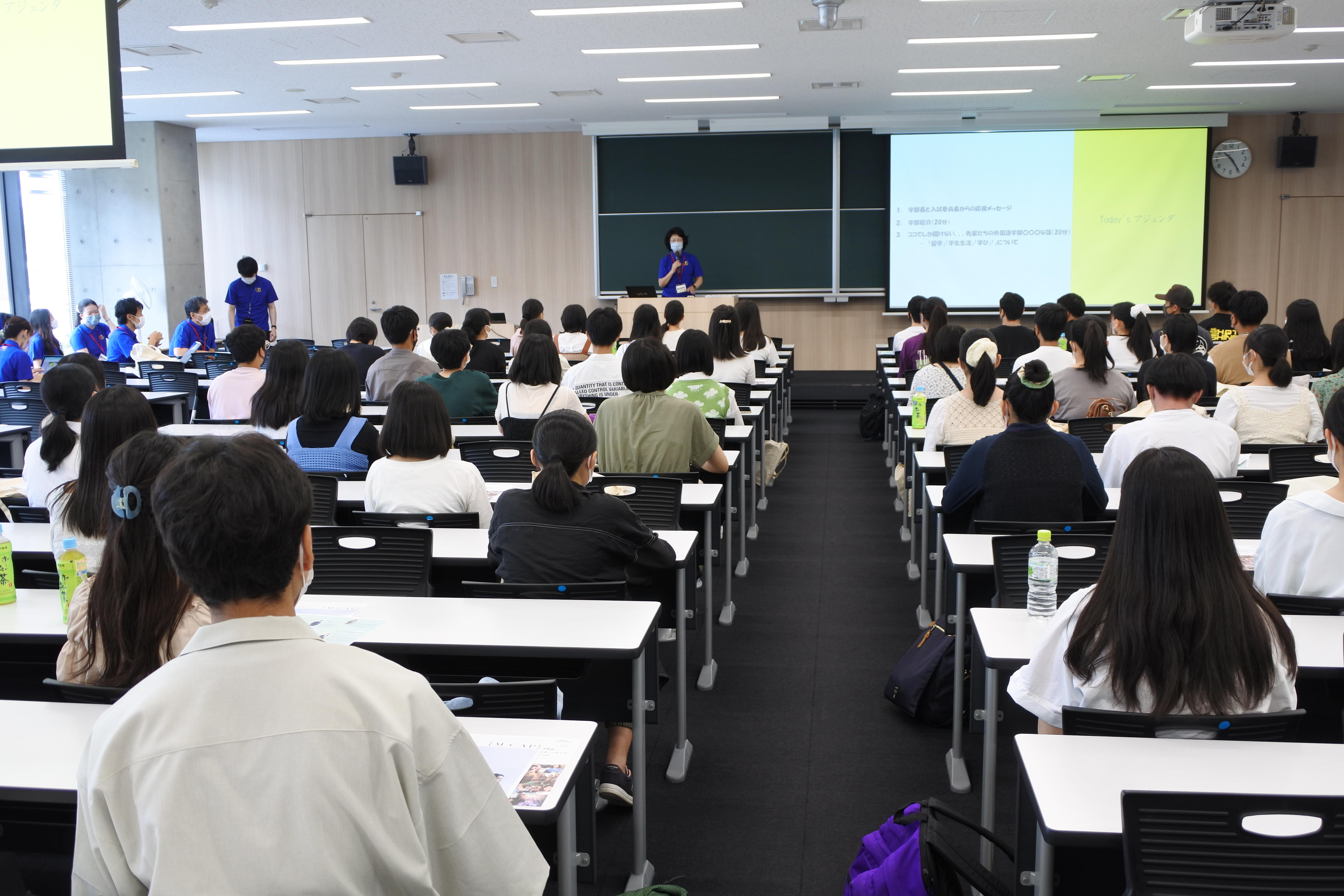 外国語学部の二神真美学部長があいさつ