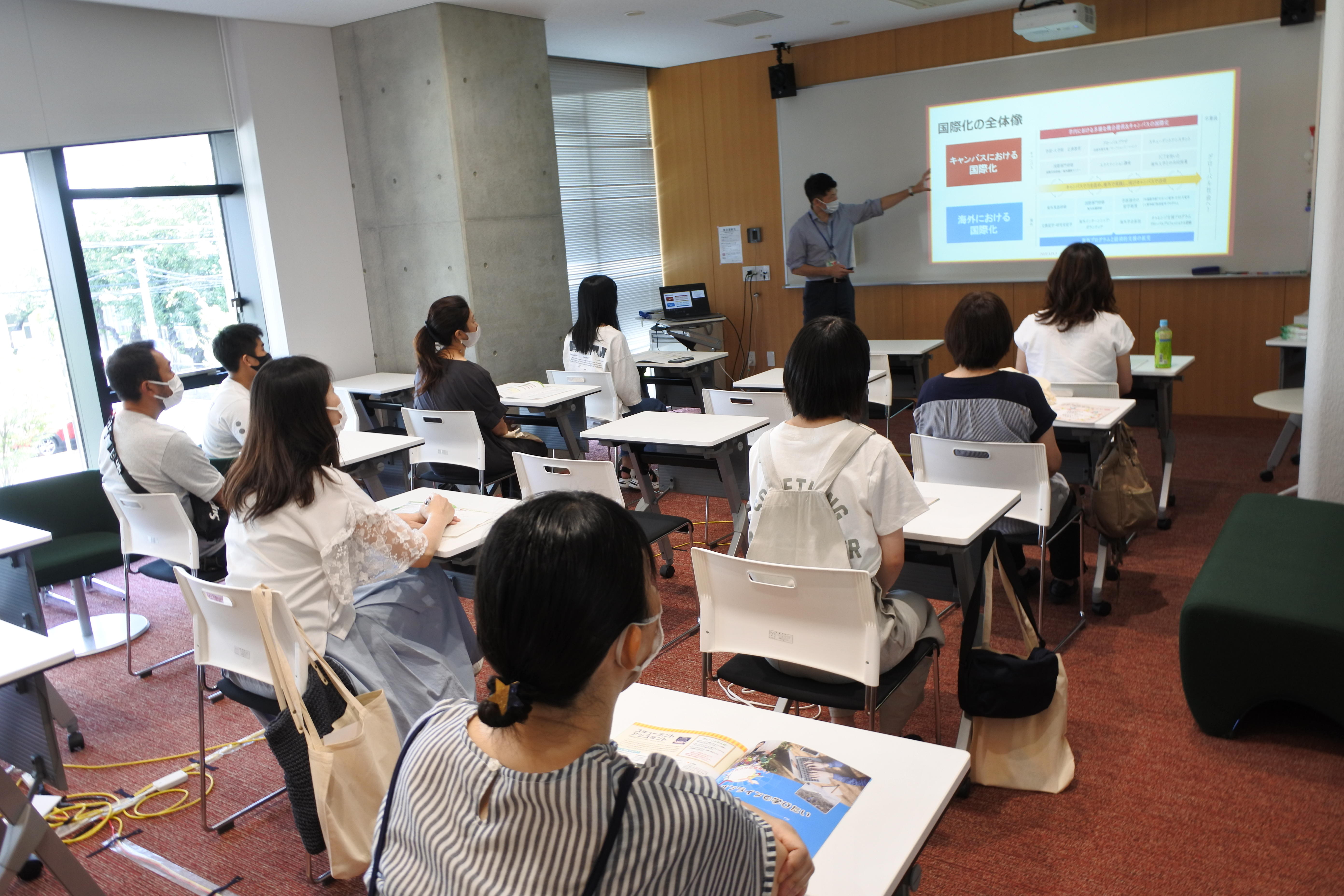 本学の国際化の概要を説明する菱田圭祐国際化推進センター課長