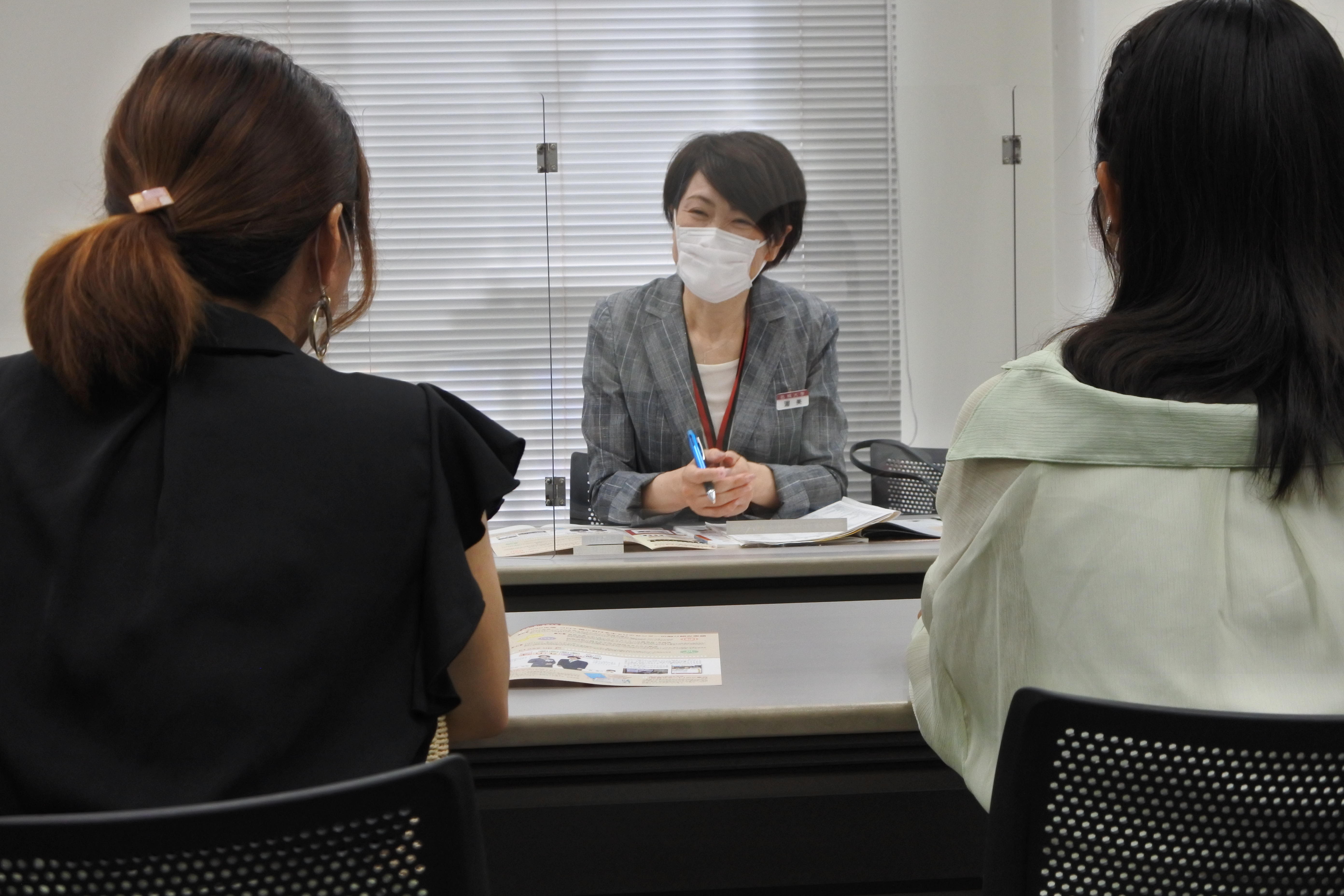 個別相談に応じるキャリアセンターの渥美圭子課長