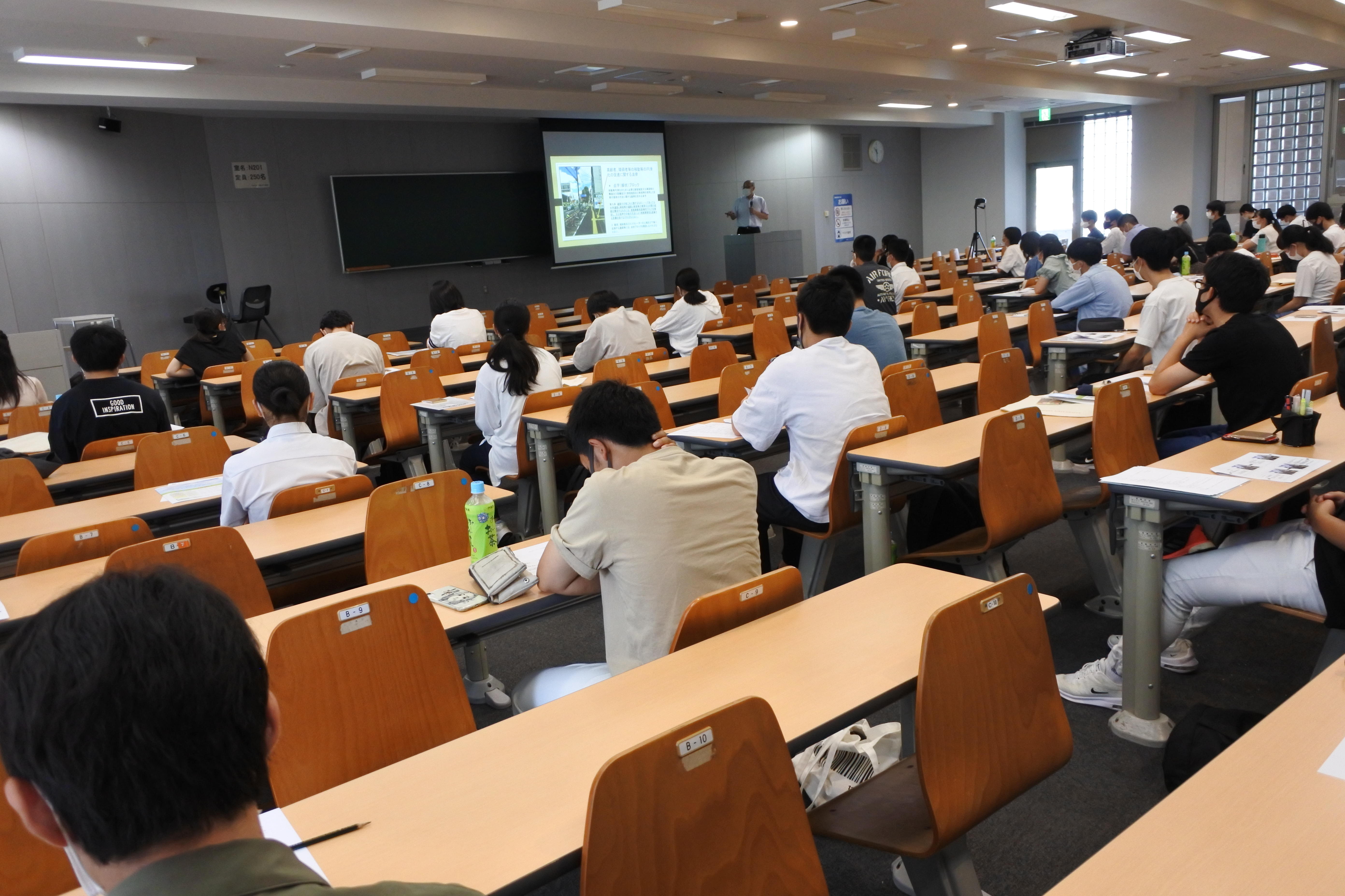 法学部法学科の庄村勇人教授による模擬講義