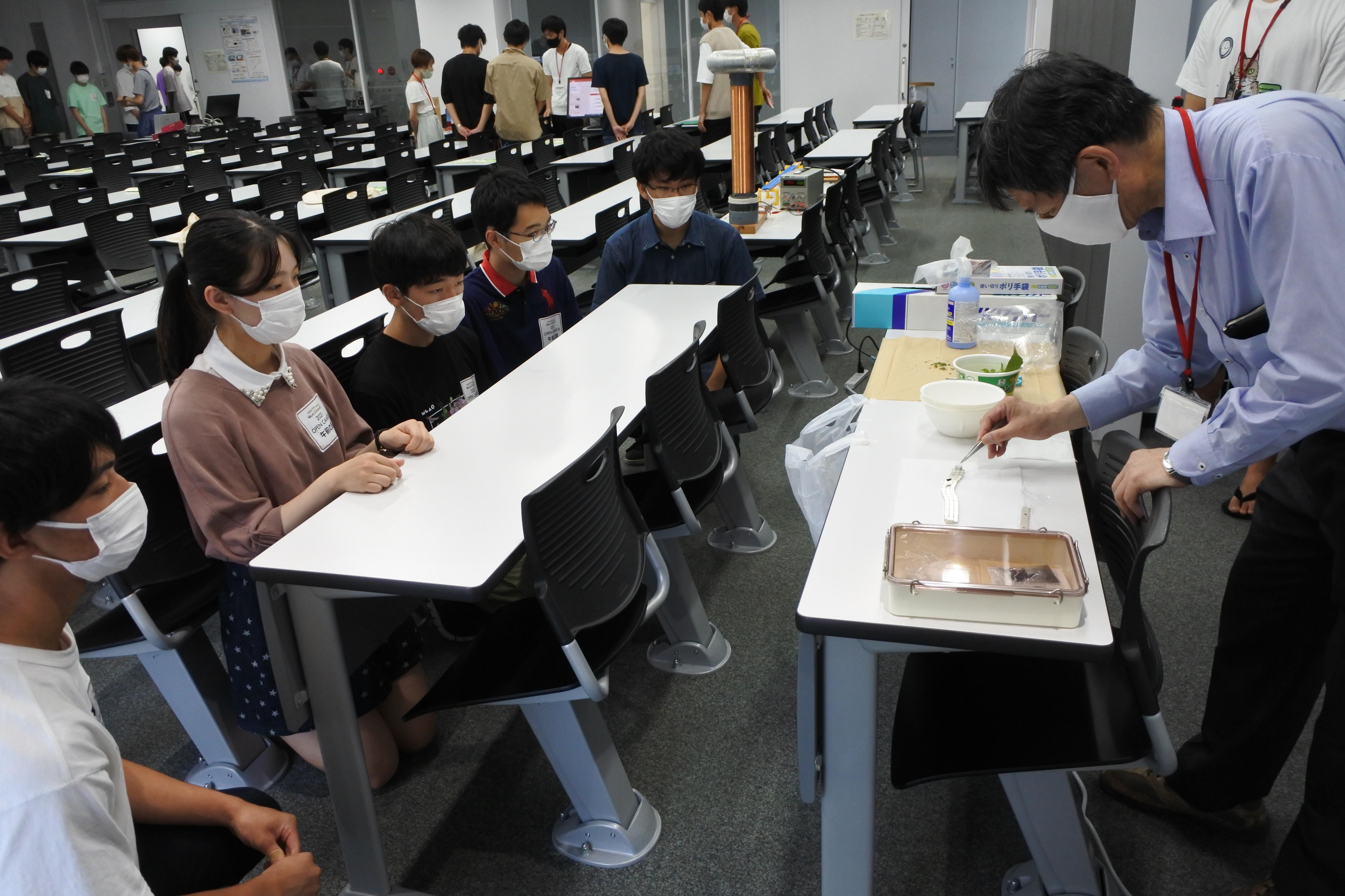 理工学部メカトロニクス工学科の井上真澄教授による超電導実演