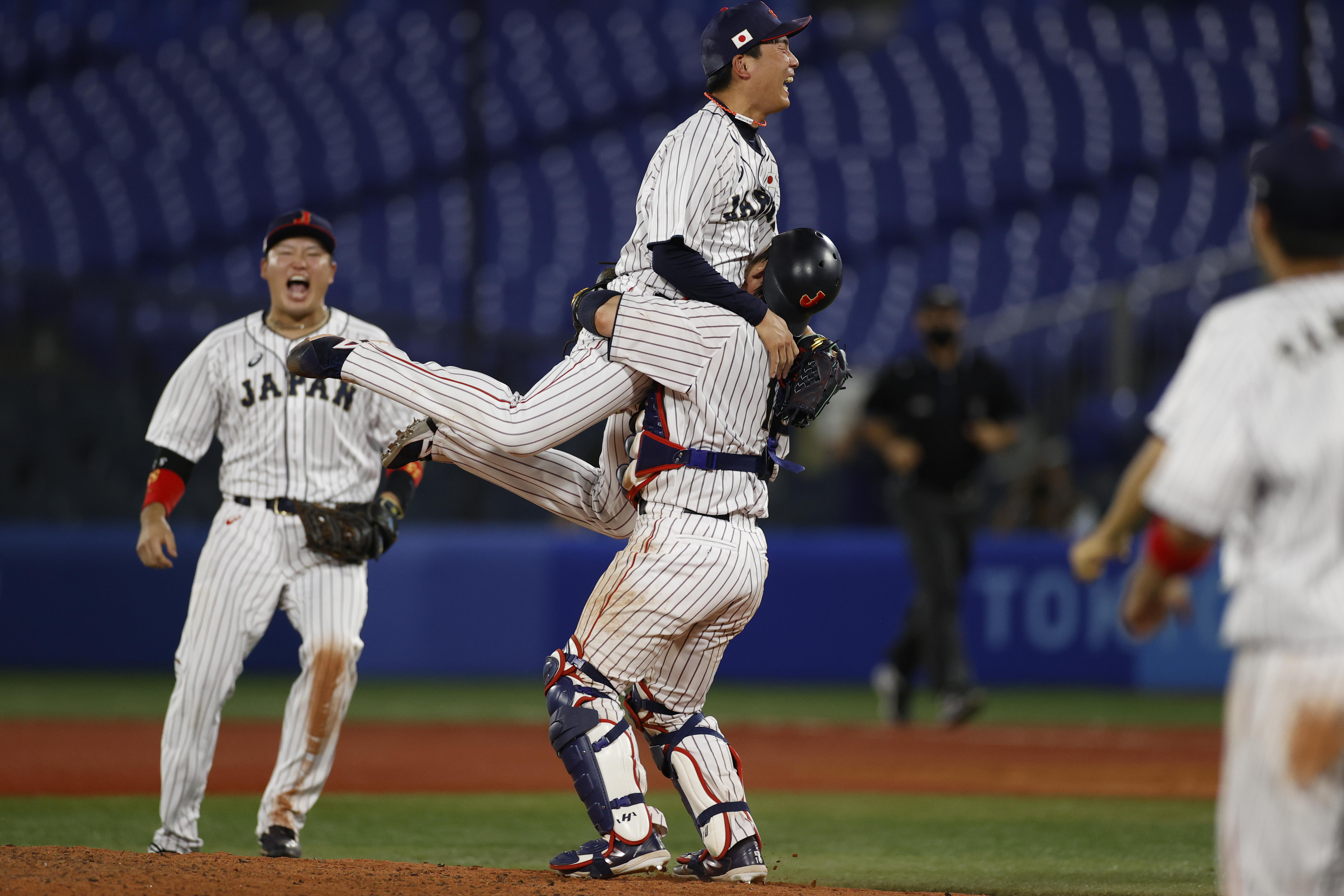 優勝を決めマウンドで抱き合う栗林良吏投手（写真：フォート・キシモト）