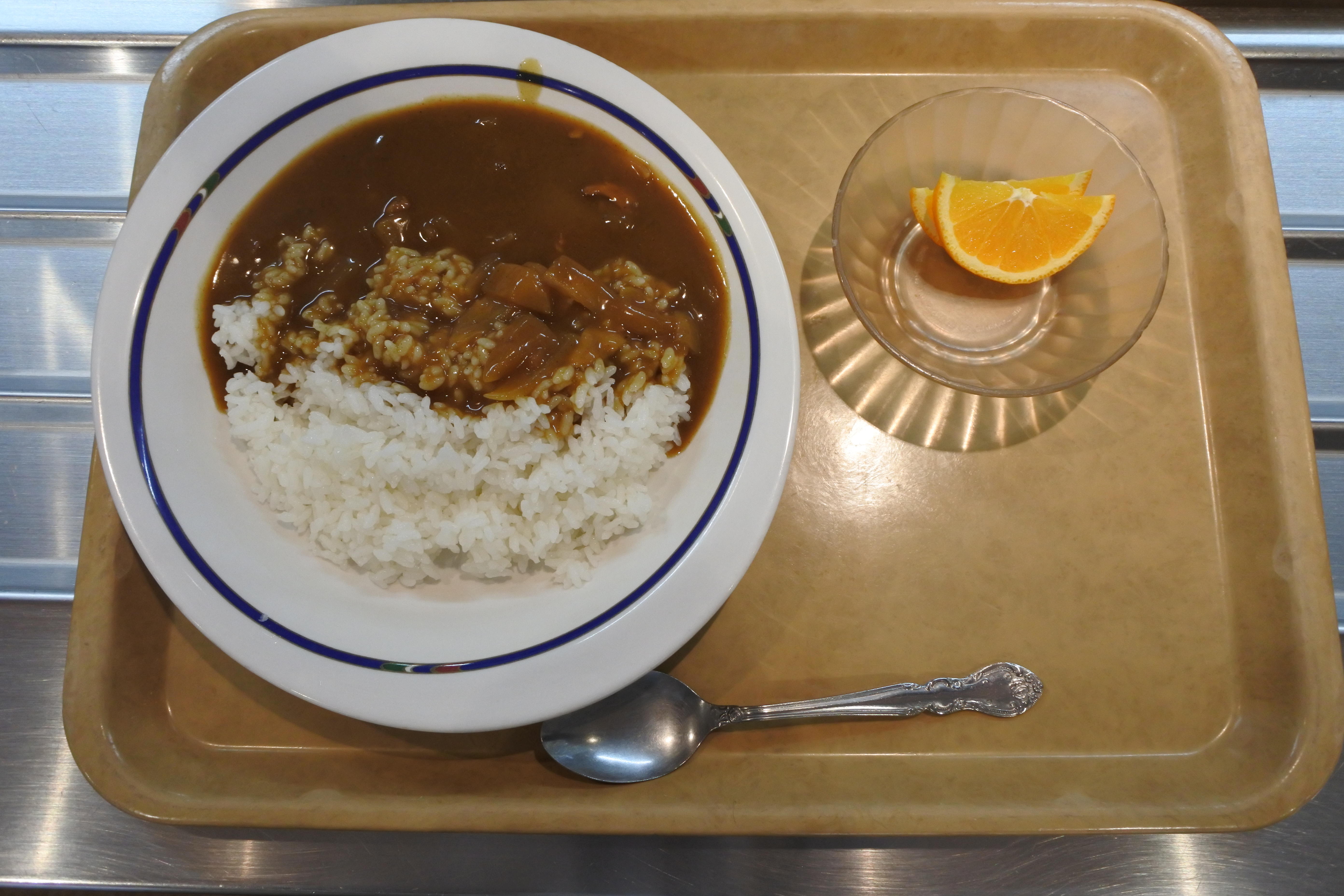 名城食堂のカレーライスとフルーツのセット