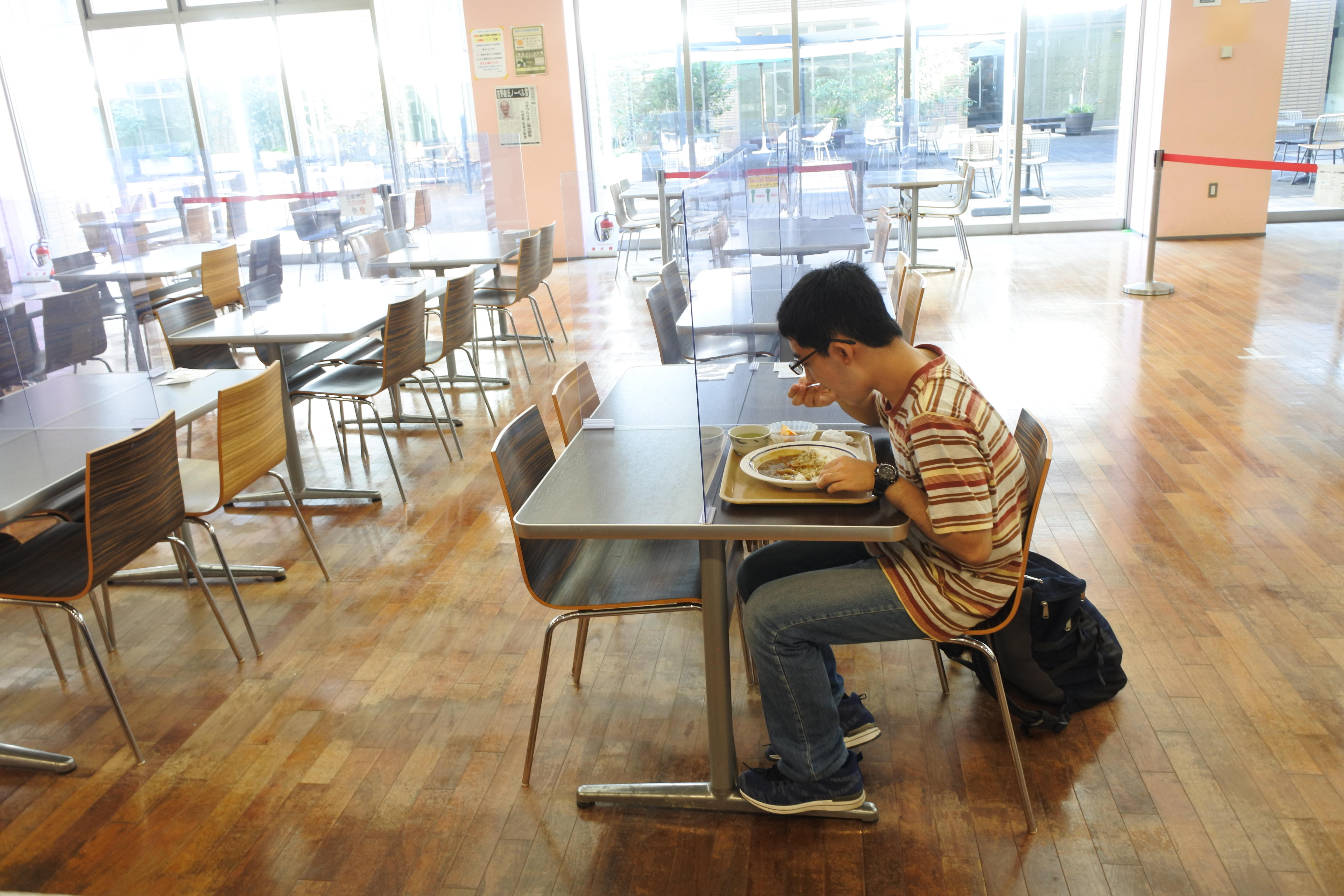 名城食堂で「100円朝食」を食べる学生