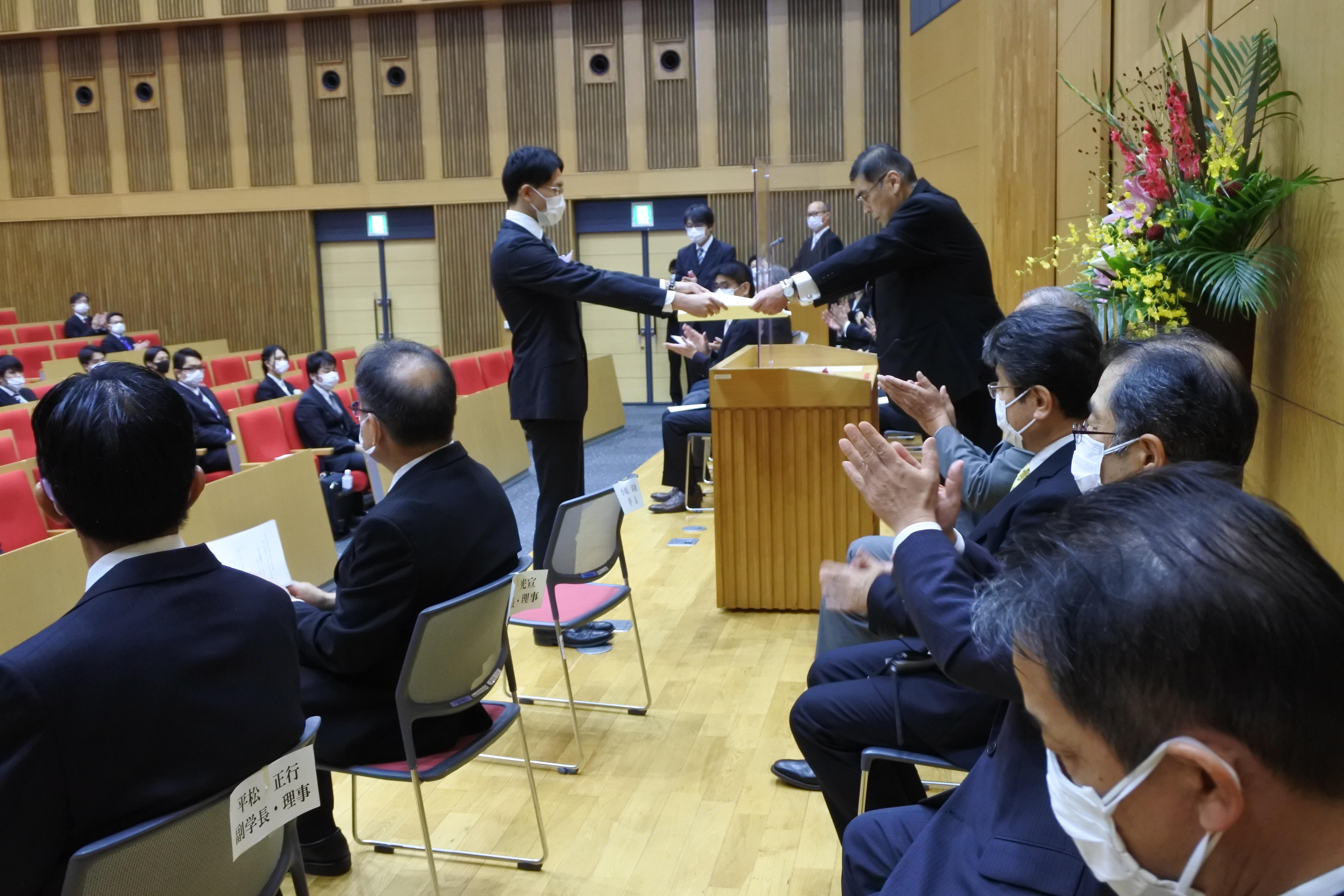 小原章裕学長から学位記を受け取る北山隼平さん