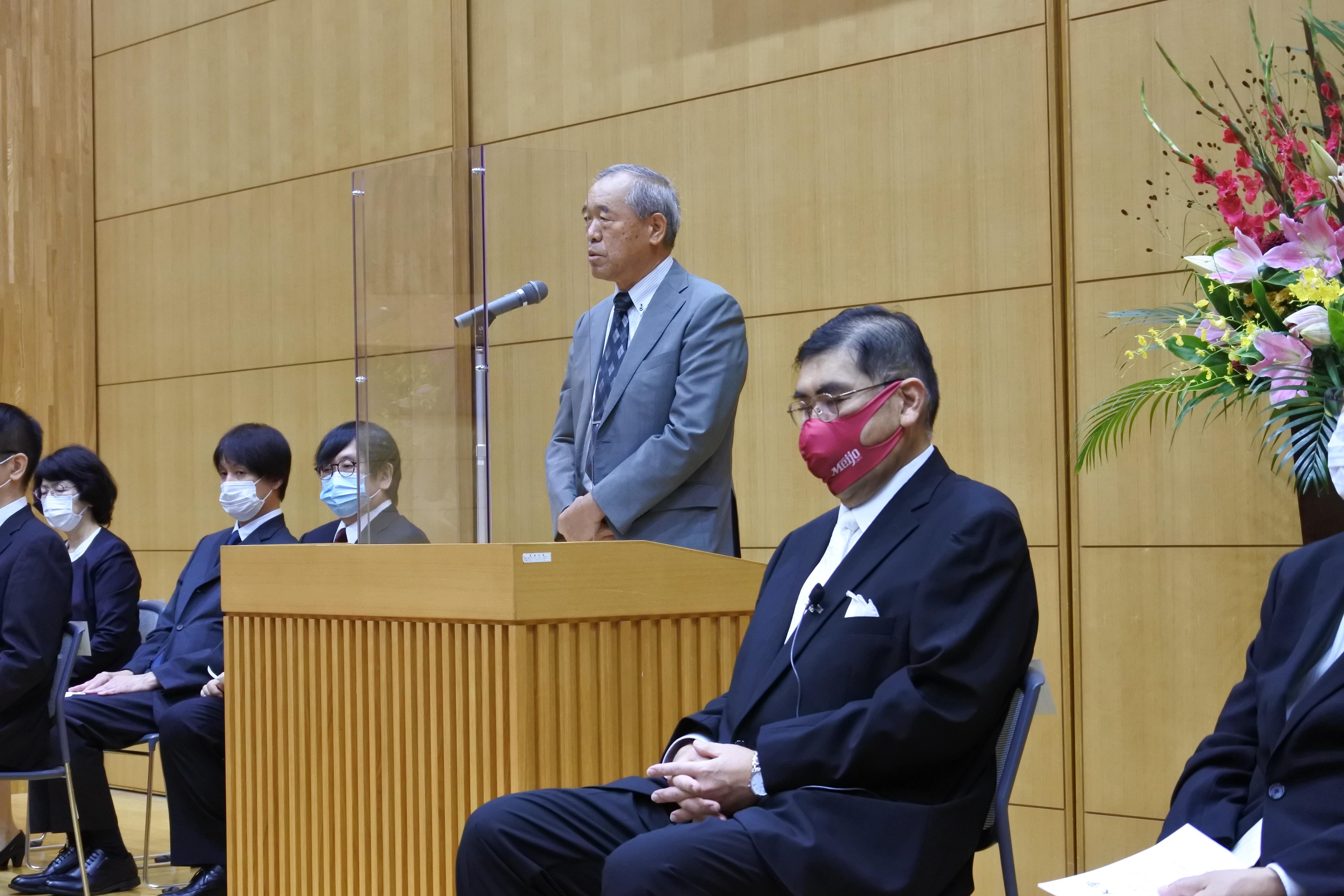 祝辞を述べる伊庭克英校友会会長代行