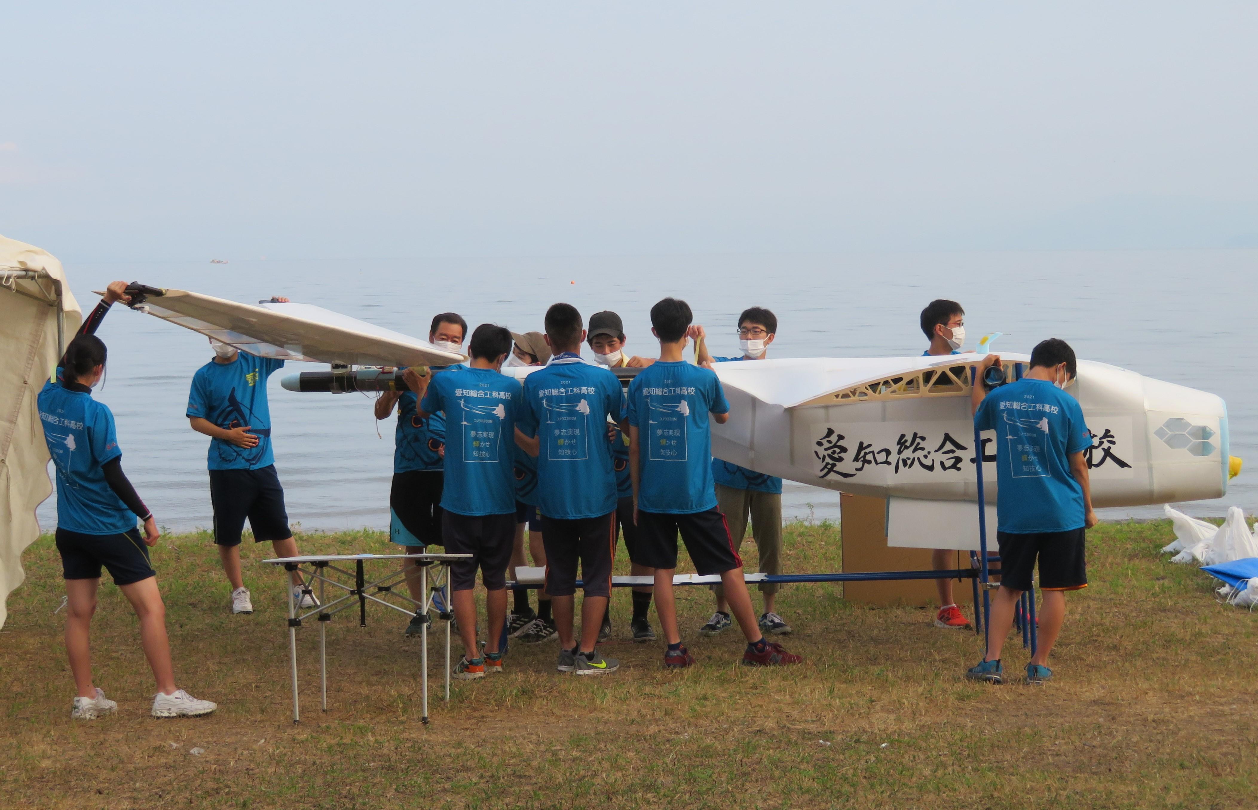 琵琶湖岸で組み立てた機体