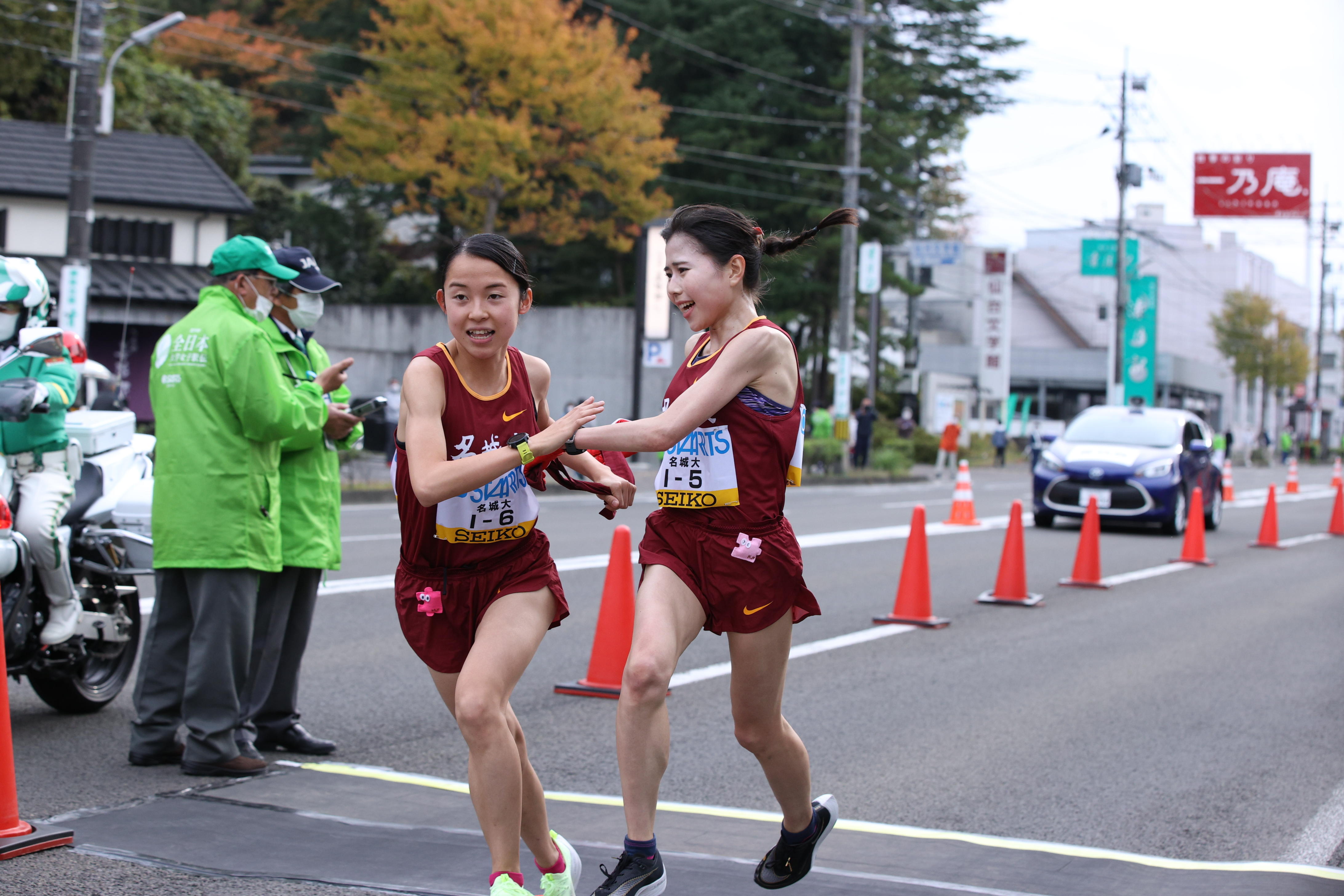 5区小林選手から6区増渕選手へ