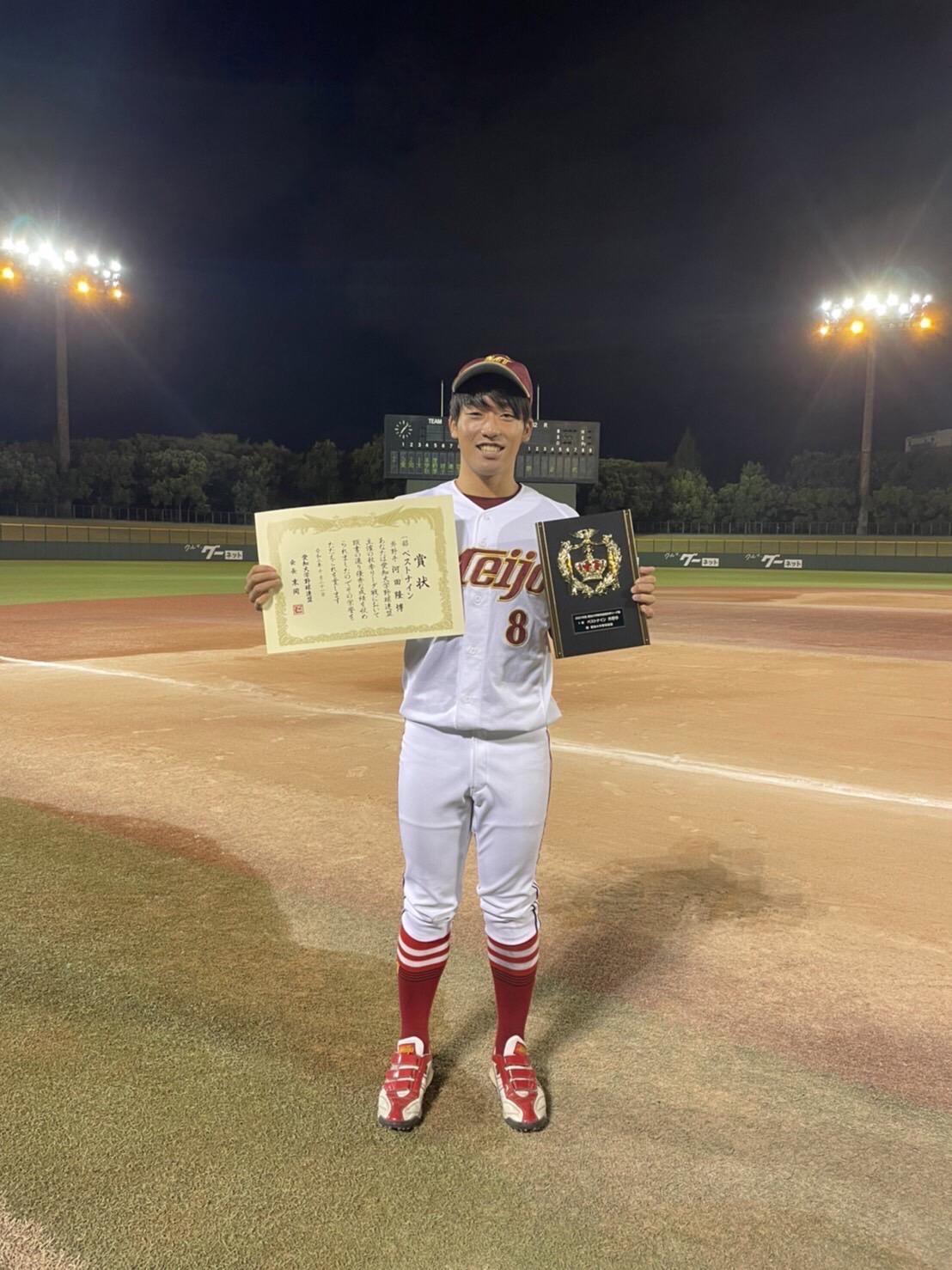 ベストナインを受賞した河田隆博外野手（法学部２年）