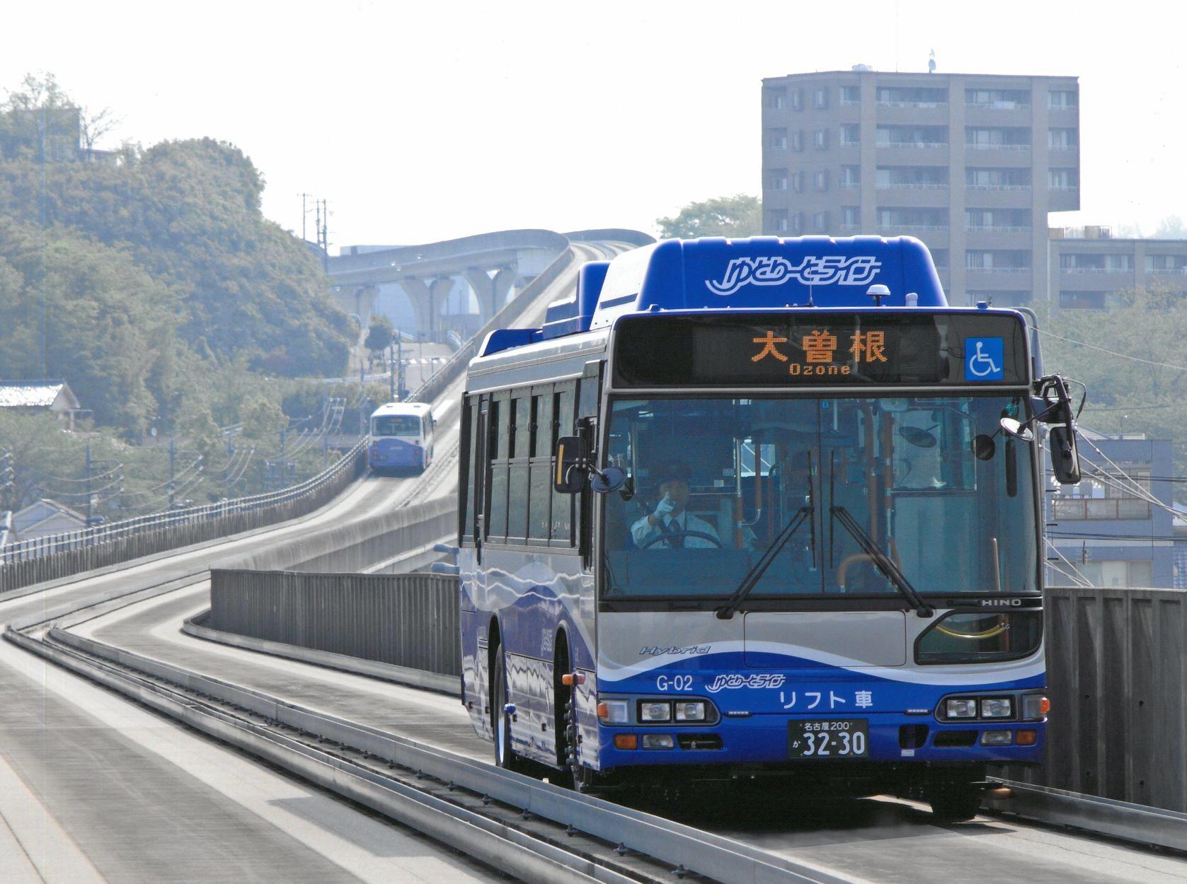 ガイドウェイバス走行シーン（名古屋市交通施設管理課提供）