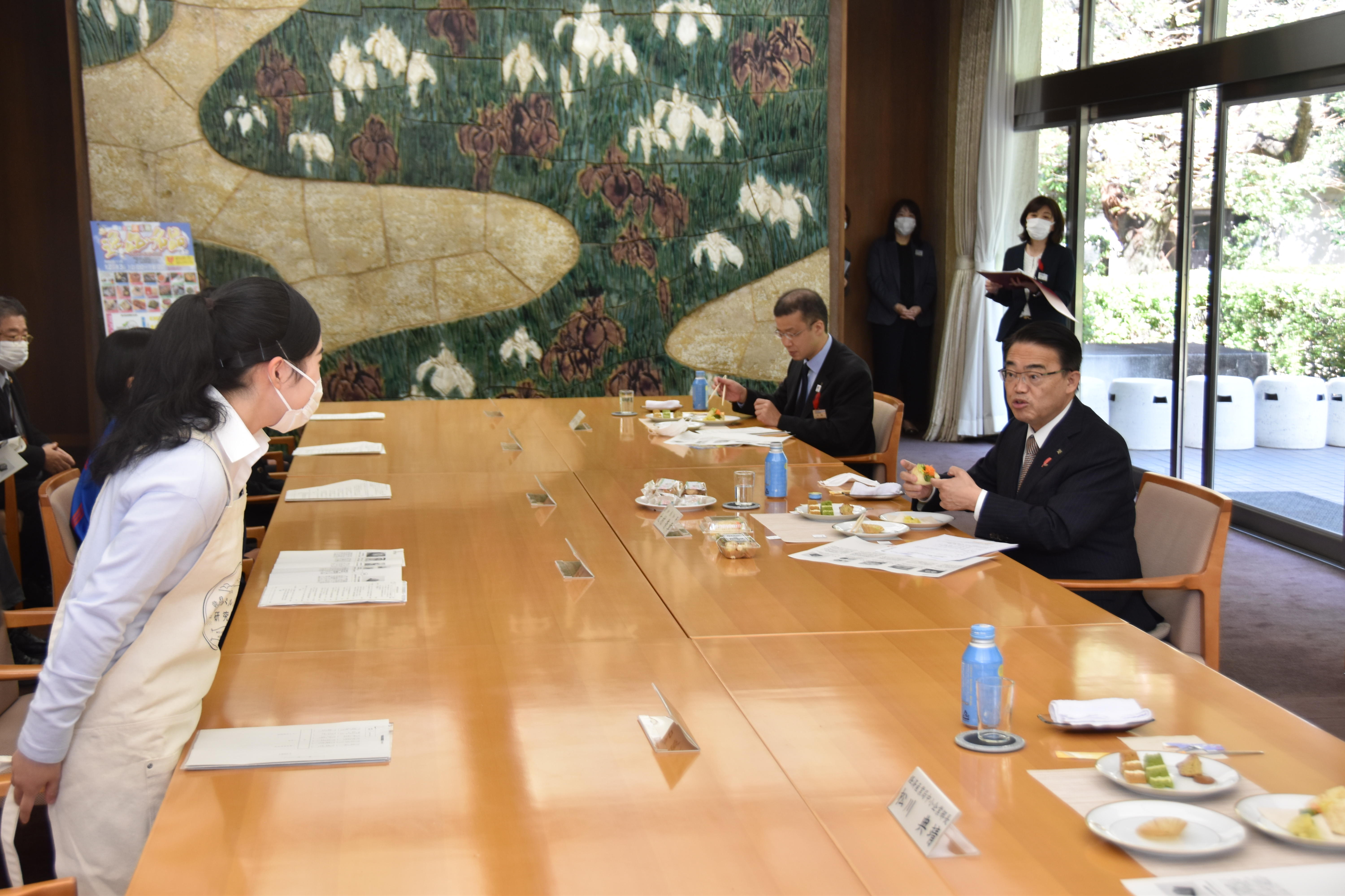 大村知事に説明する正木さん