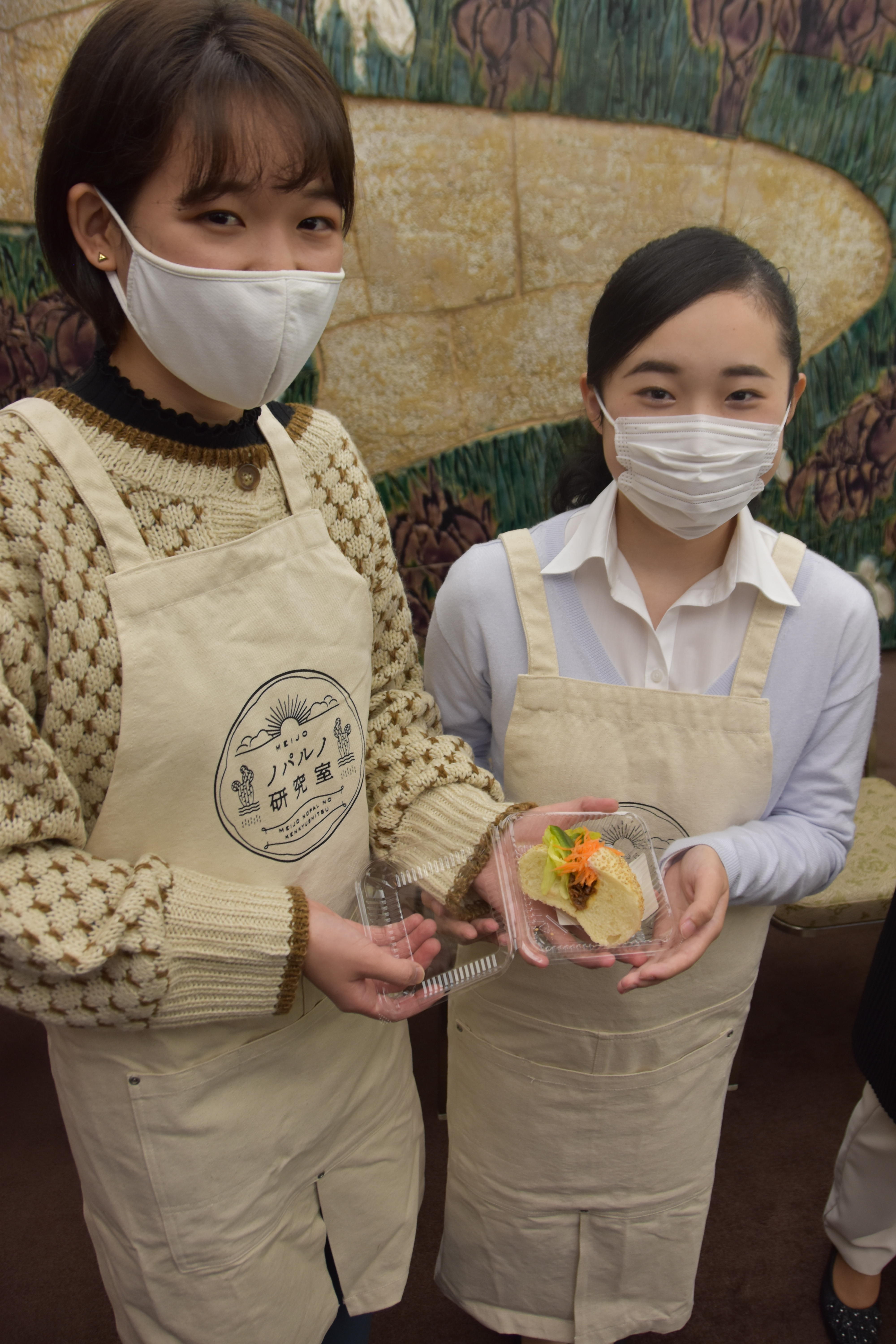 サボベジミートバーガーを手にする尾崎さん（左）と正木さん