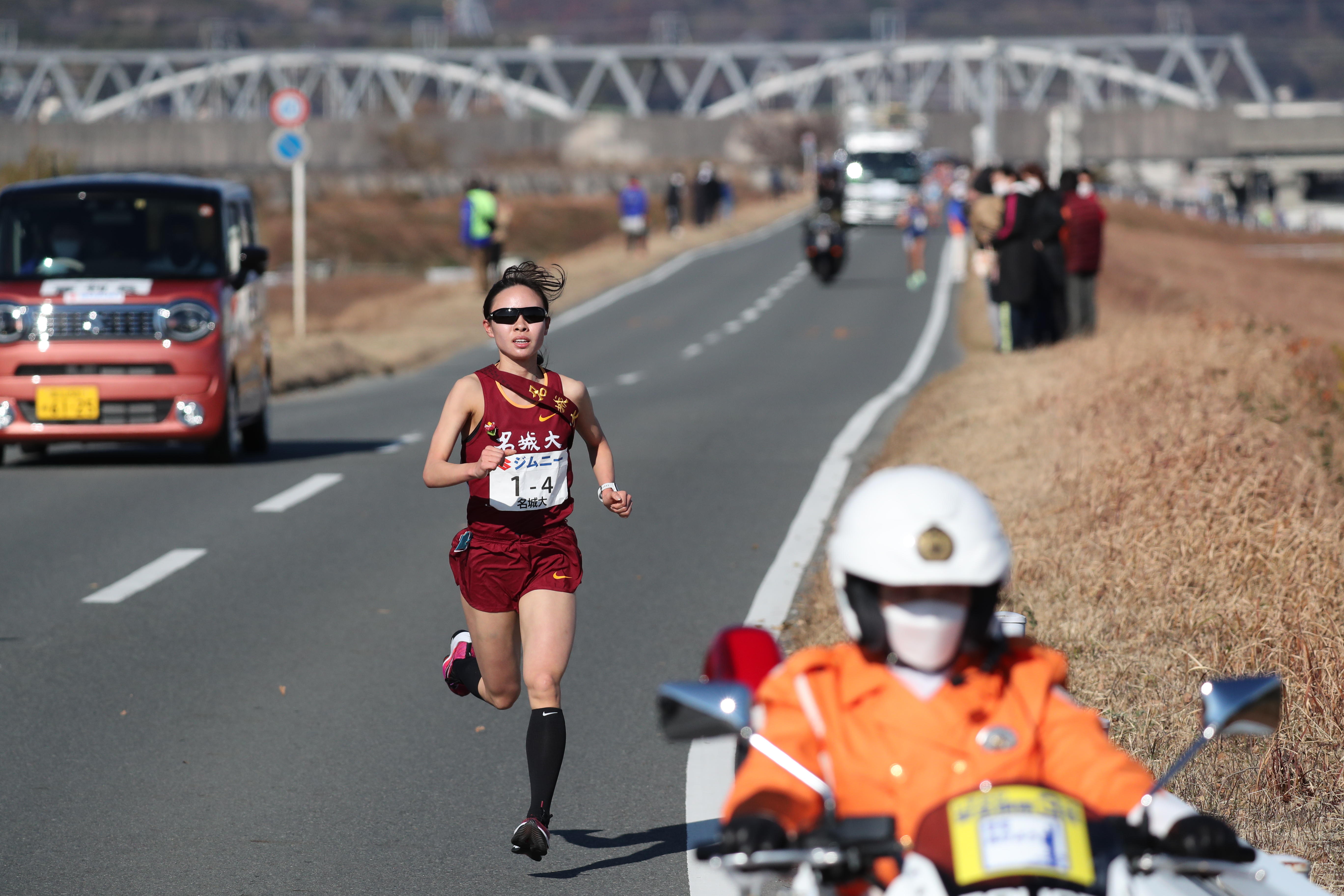 強烈な向かい風の土手を走る４区山本有真選手