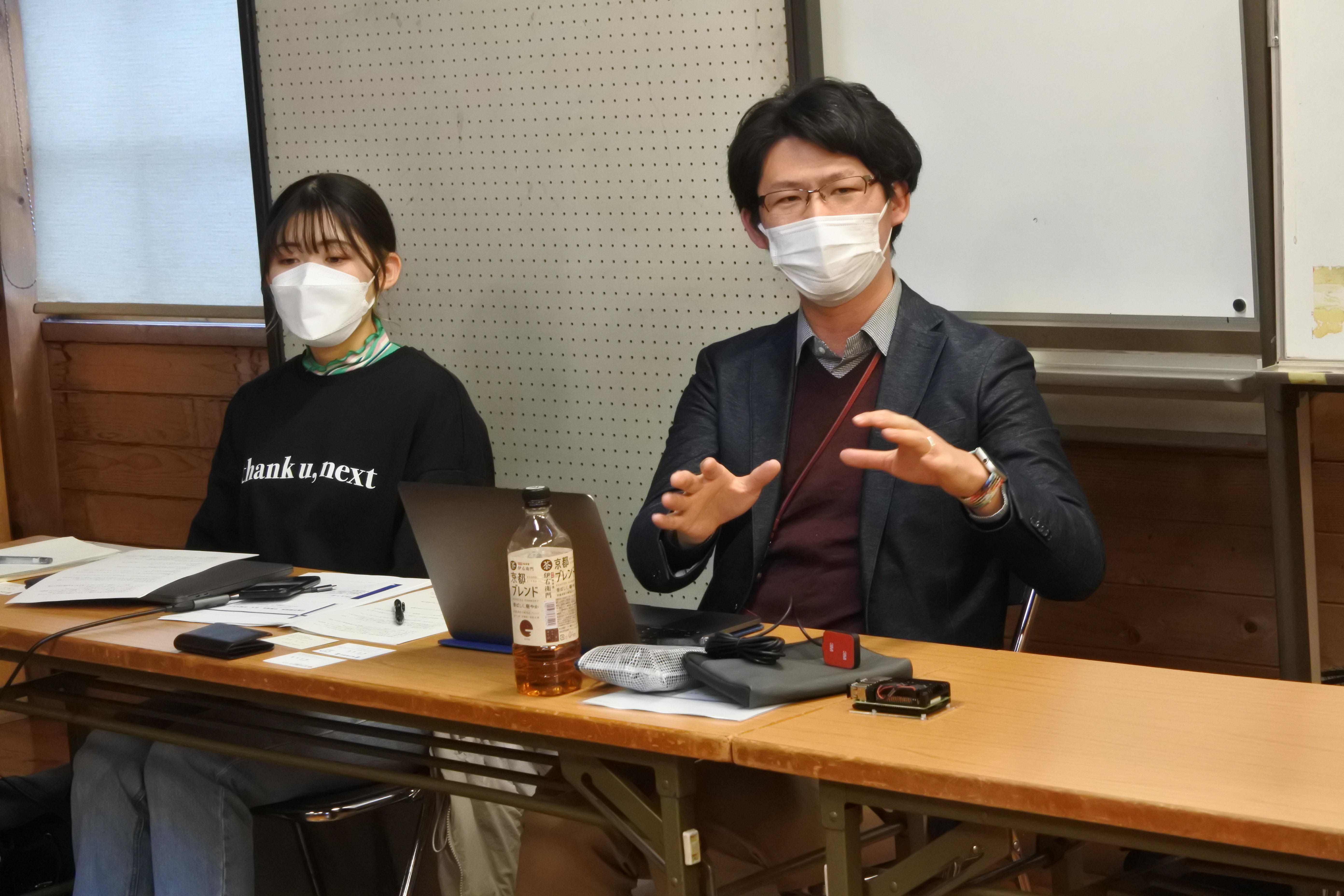 記者会見でプロジェクトについて説明する鈴木准教授（右）と河原さん