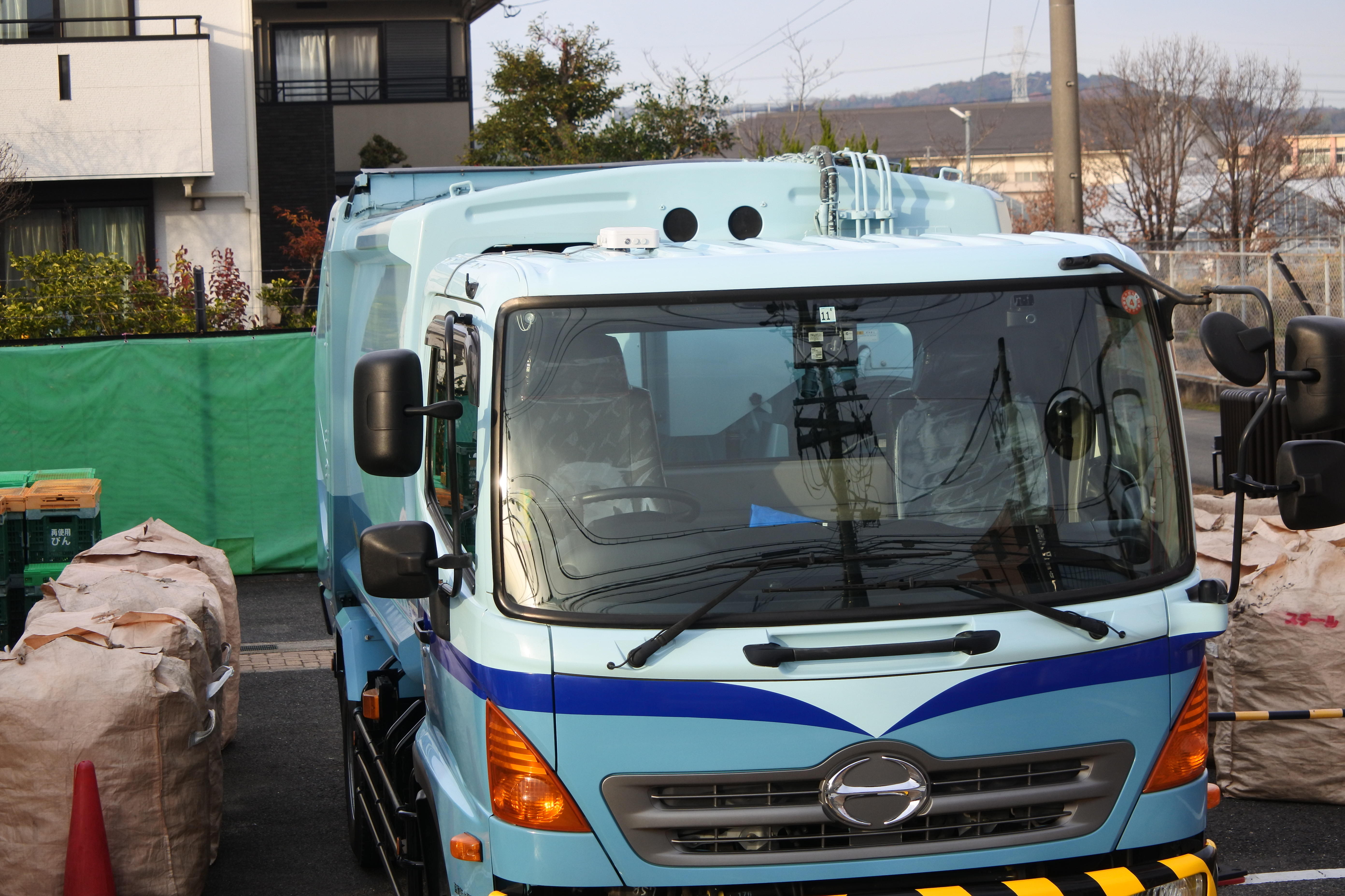 運転席の屋根に設置された環境センサー（白い箱）