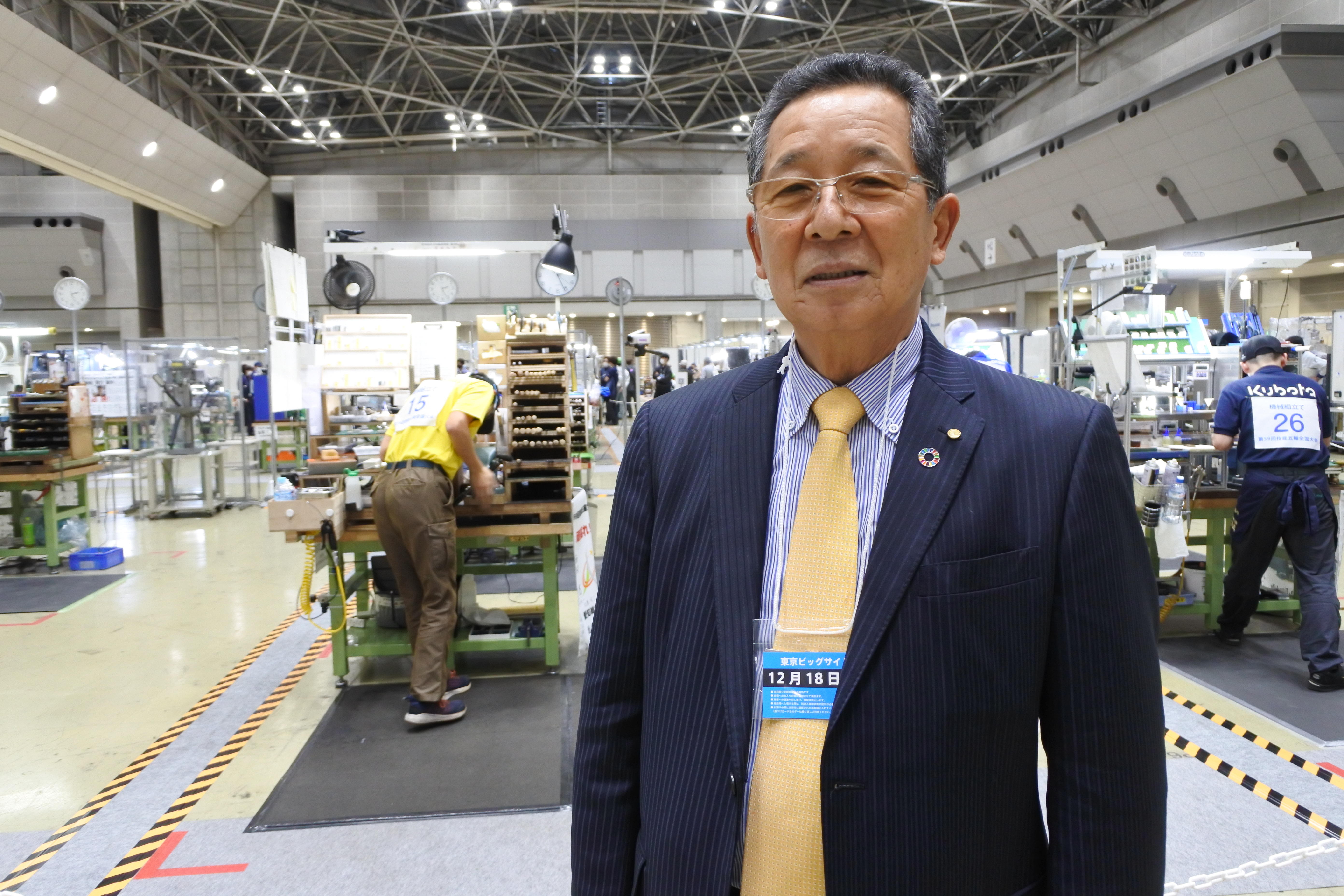 トヨタ自動車で副社長を務めた河合満さんが見学に訪れた（左後ろが競技中の山口さん）