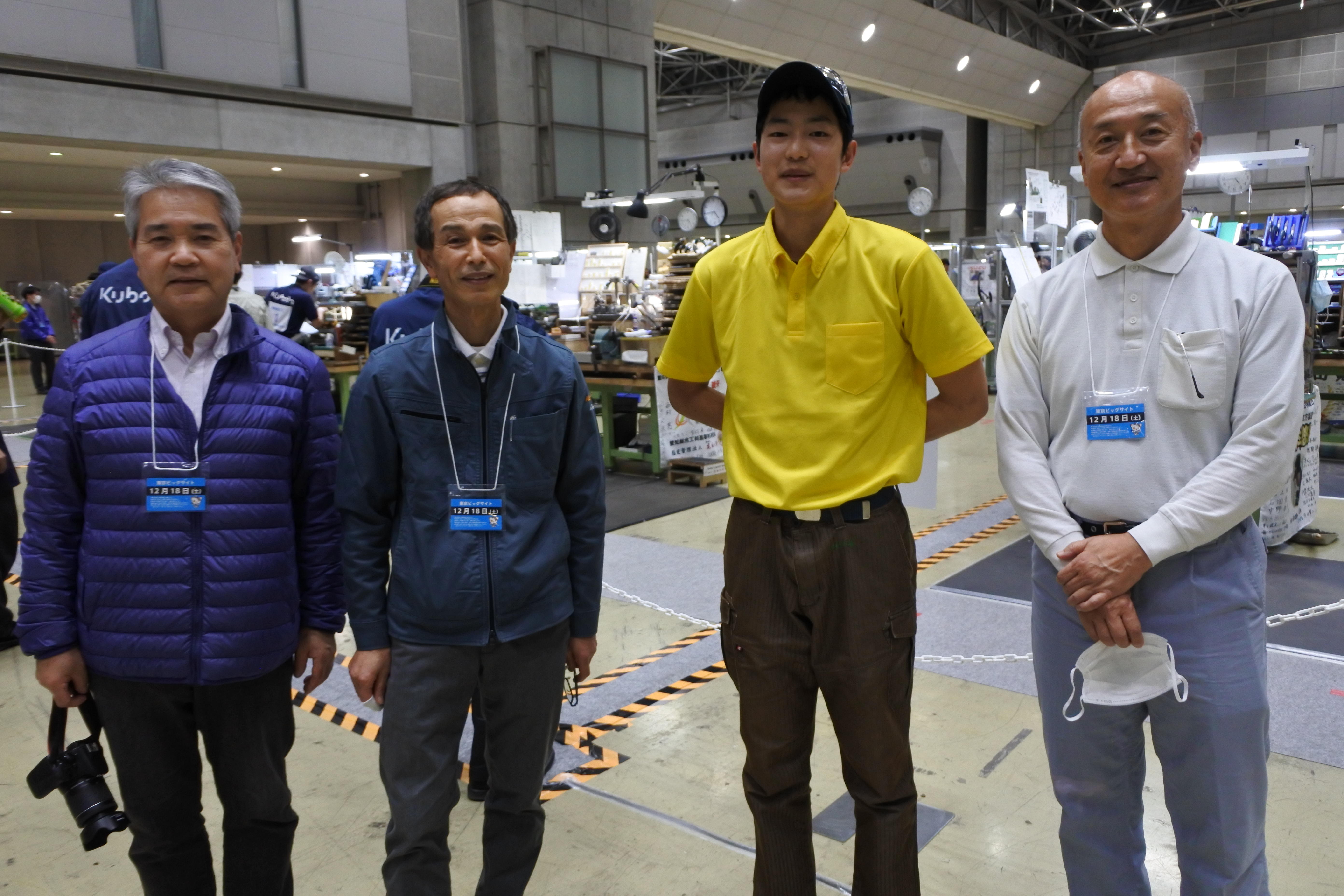 競技後、和久利尚之先生（左端）、田中昭夫先生（同2人目）、橋添之則先生（右端）と記念写真に納まる山口竣矢さん