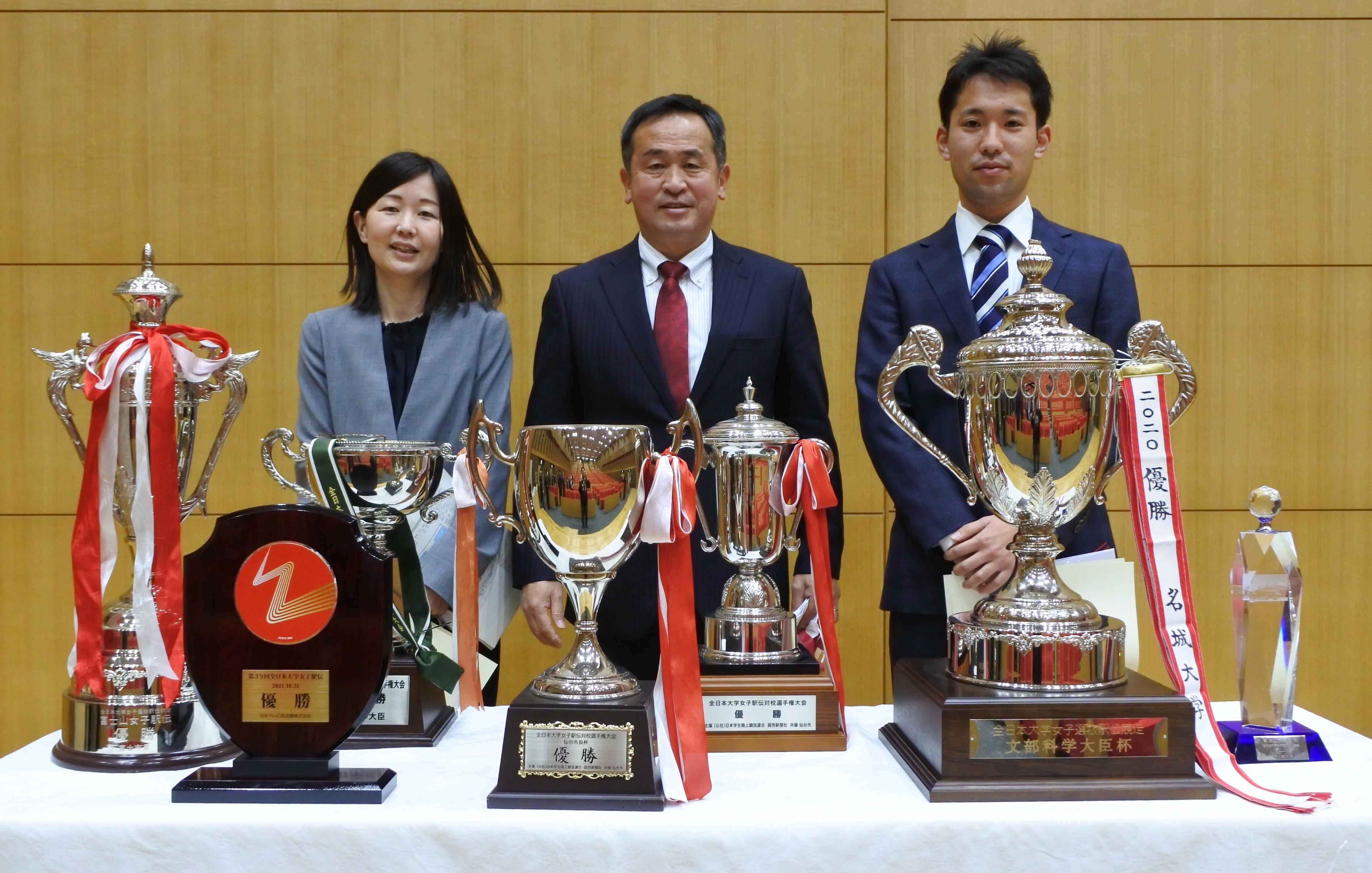 立花貞司理事長から表彰を受けた（左から）中尾真理子コーチ、米田勝朗監督、玉城柾人コーチ