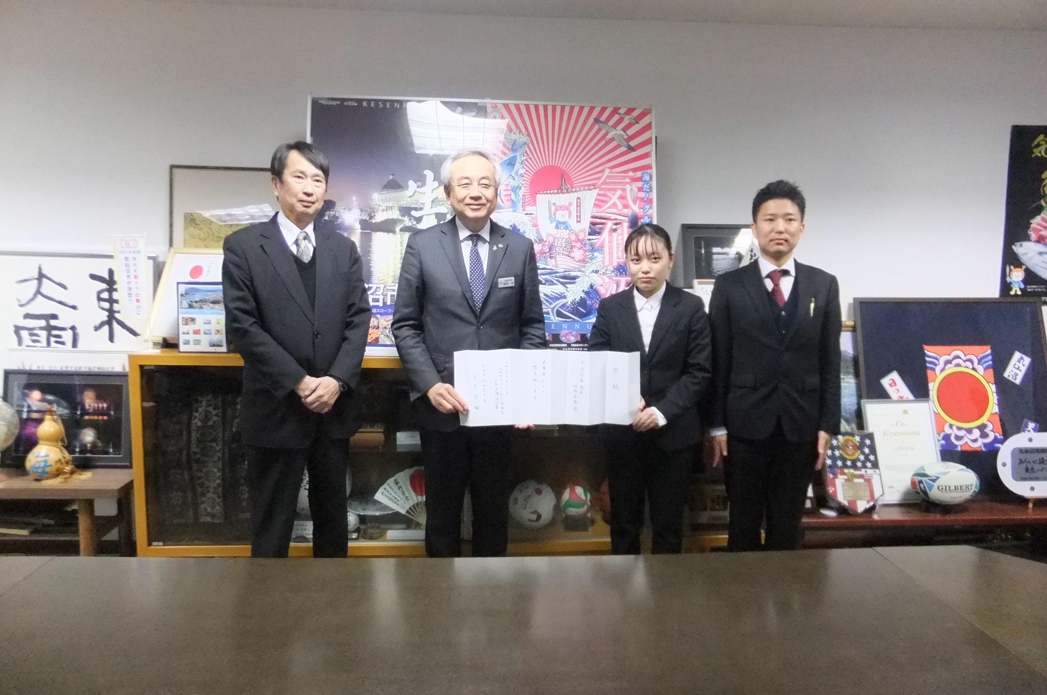 （左から）卒業生の広瀬さんと菅原市長との記念写真