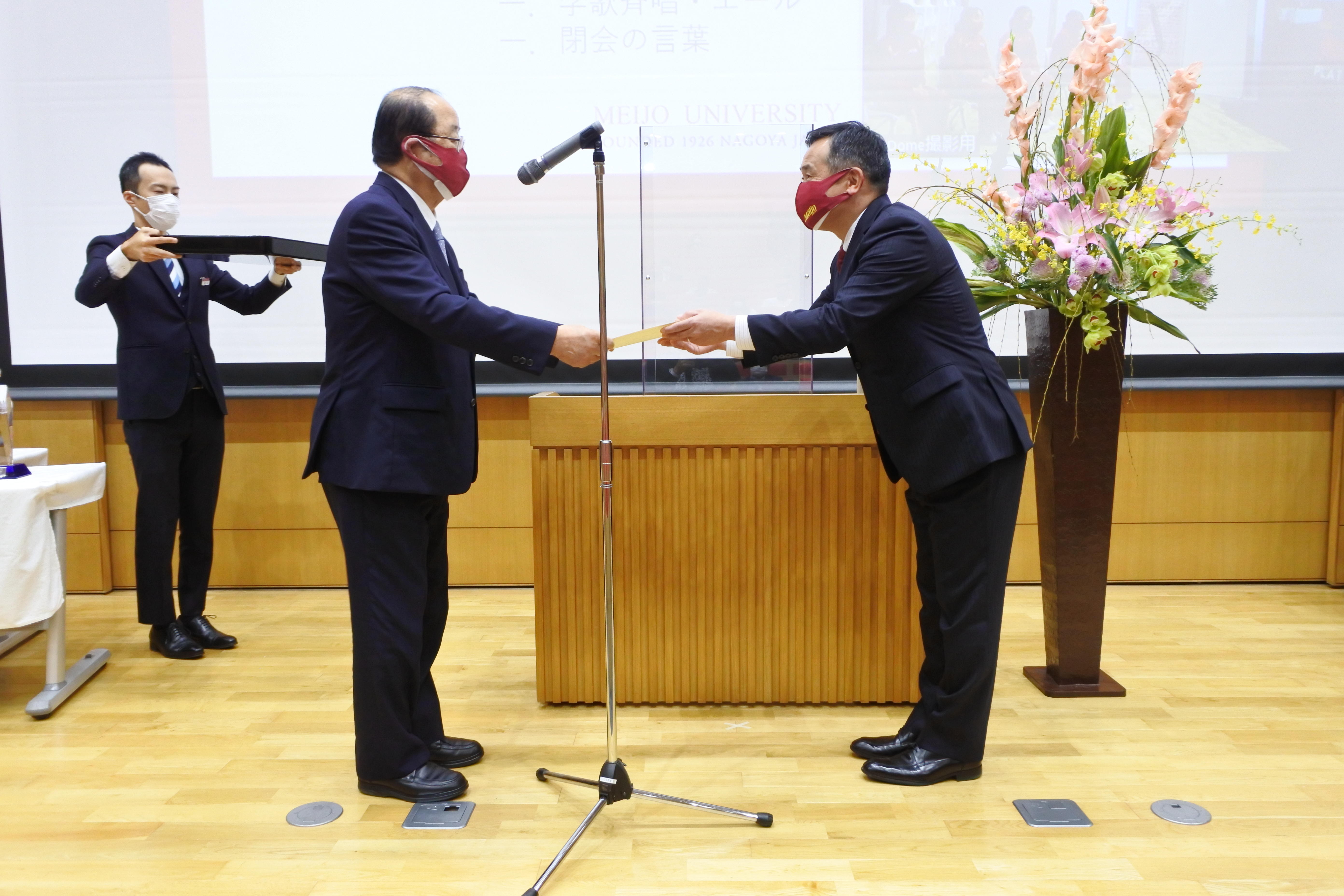 米田勝朗監督（右）