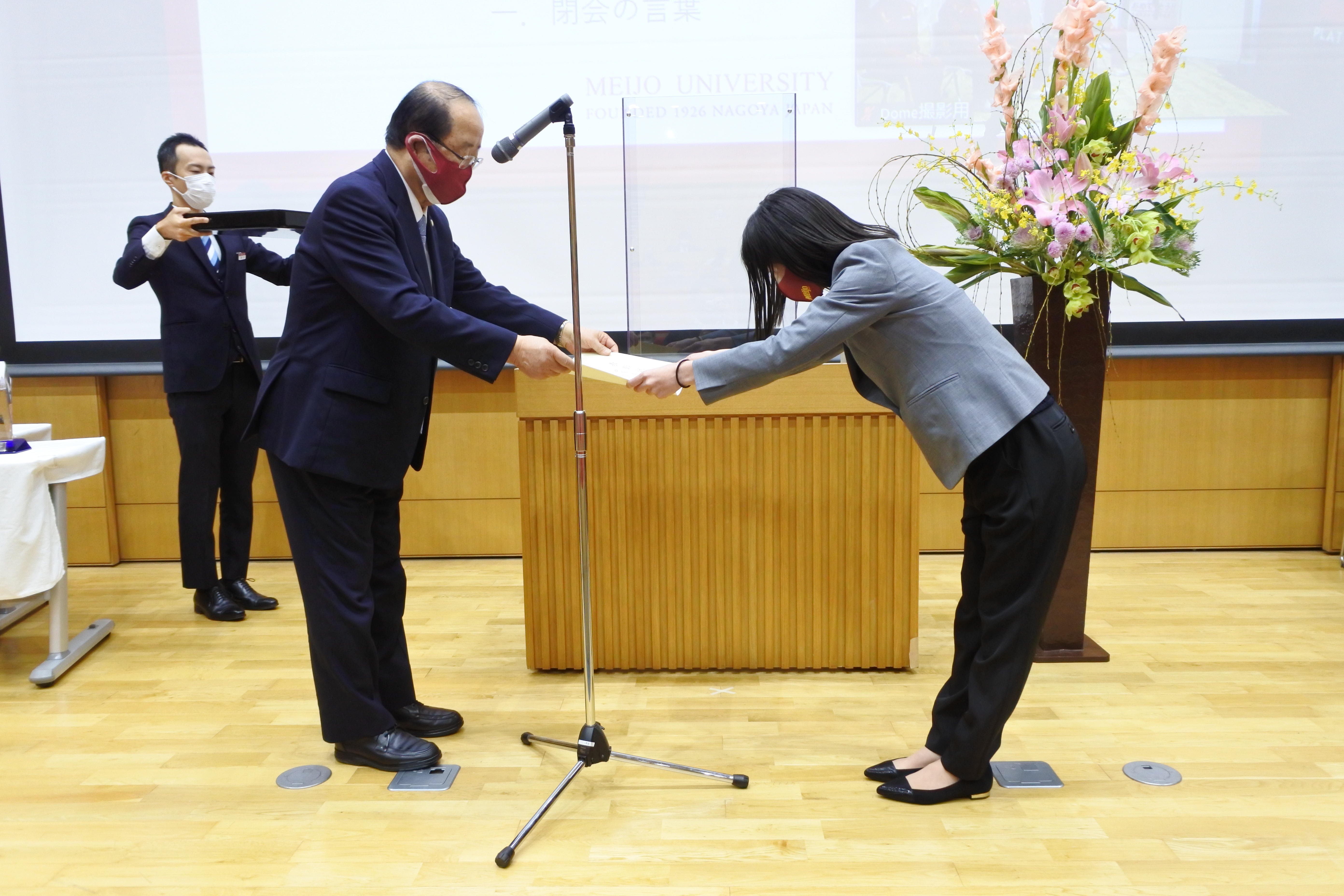 中尾真理子コーチ（右）