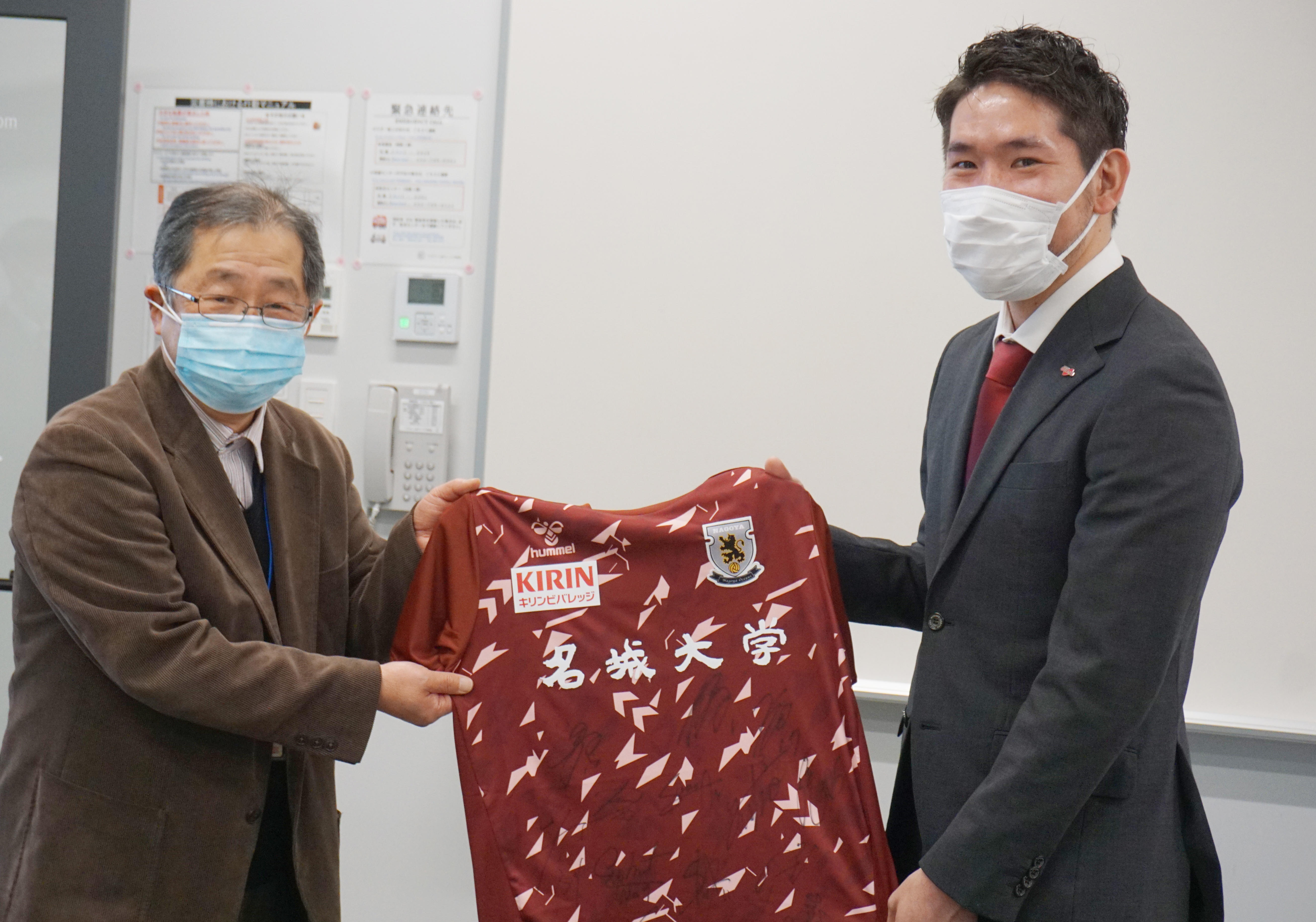 プロフットサルチーム「名古屋オーシャンズ」が大野副学長を表敬訪問